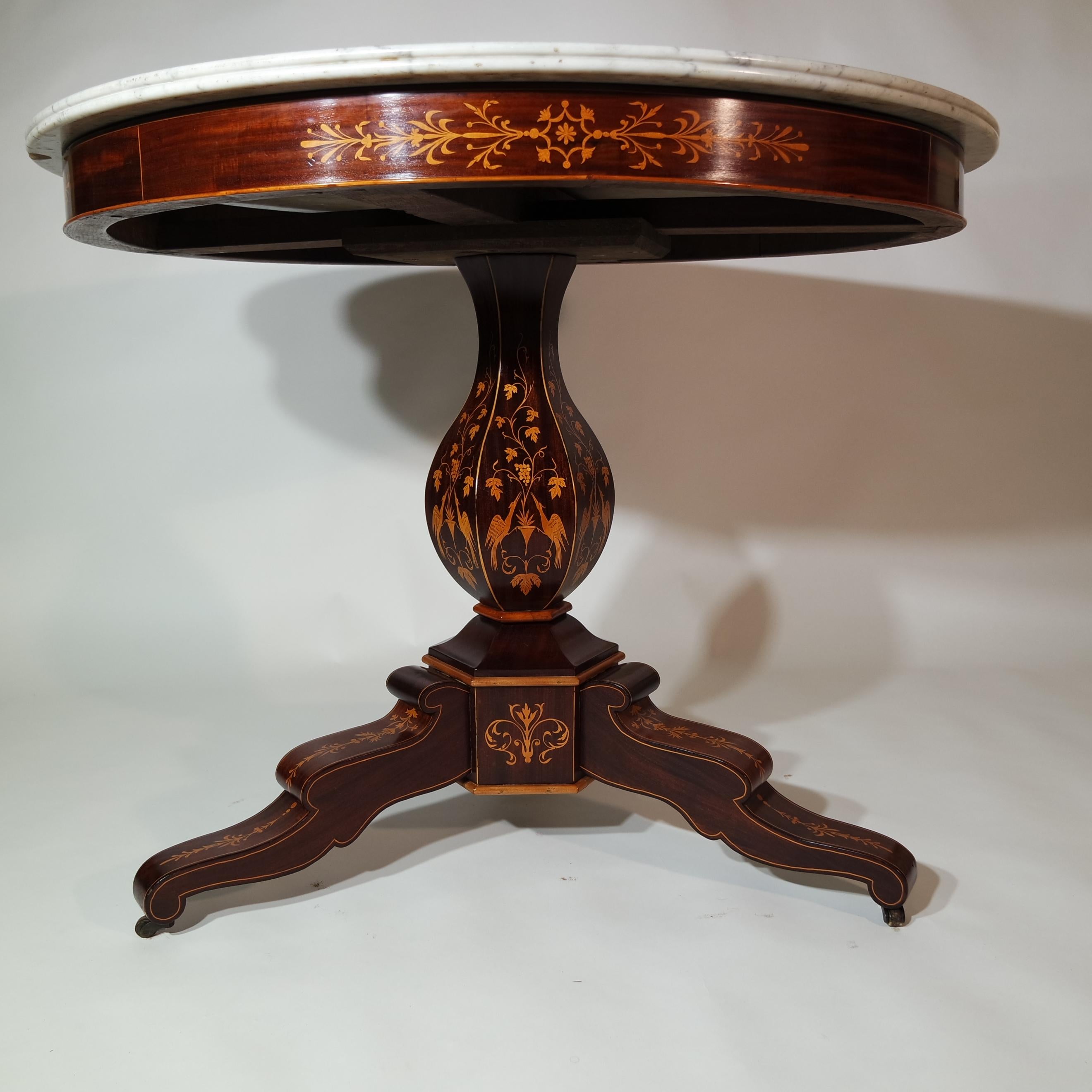 19th Century Charles X French Inlaid Carrara Marble Top Round Table In Good Condition For Sale In Tricase, Italia
