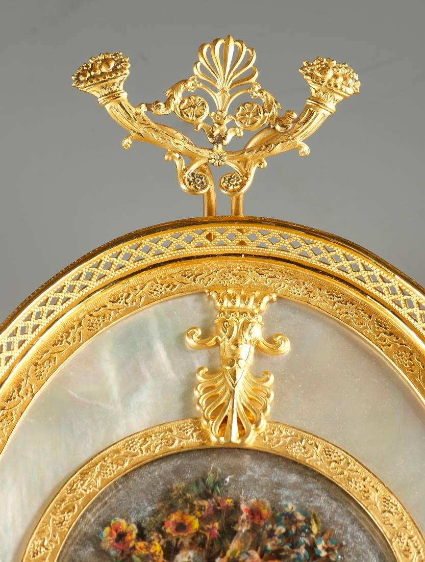 Charles X. Schachtel aus vergoldeter Bronze und Perlmutt aus dem 19. Jahrhundert (Vergoldet) im Angebot
