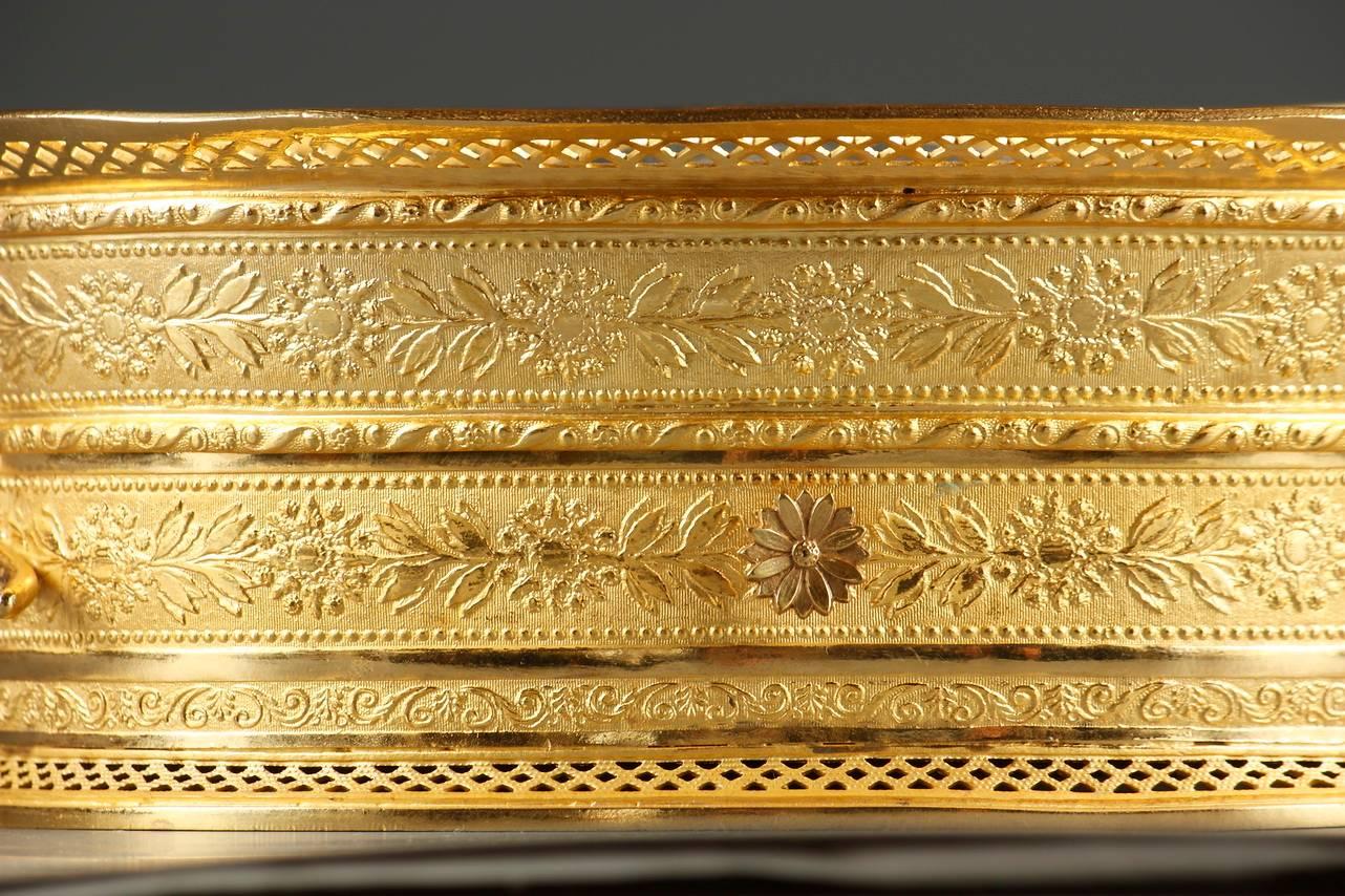 Charles X. Schachtel aus vergoldeter Bronze und Perlmutt aus dem 19. Jahrhundert im Zustand „Gut“ im Angebot in Paris, FR