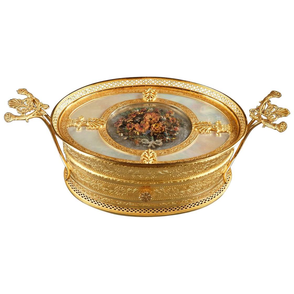 Charles X. Schachtel aus vergoldeter Bronze und Perlmutt aus dem 19. Jahrhundert