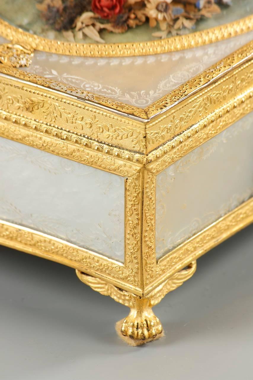 XIXe siècle boîte en bronze doré et nacre avec fleurs:: Charles X:: 19ème siècle en vente