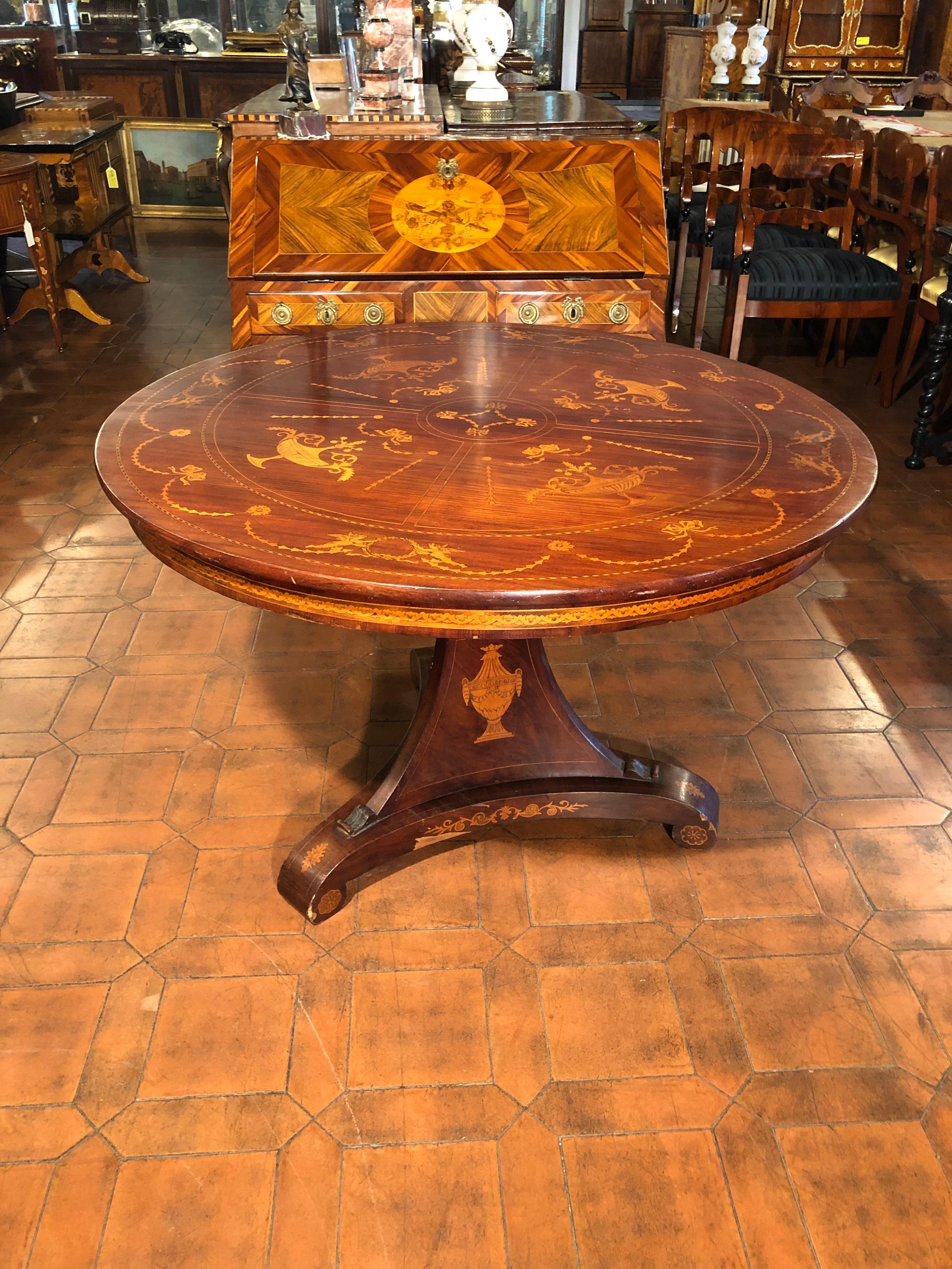Fantastic example of a Charles X style center table, in mahogany and finely inlaid with boxwood, floral motifs, angels and amphorae. Period mid-nineteenth century, Danish origin. In good condition, small faults, to be restored.
Well proportioned in
