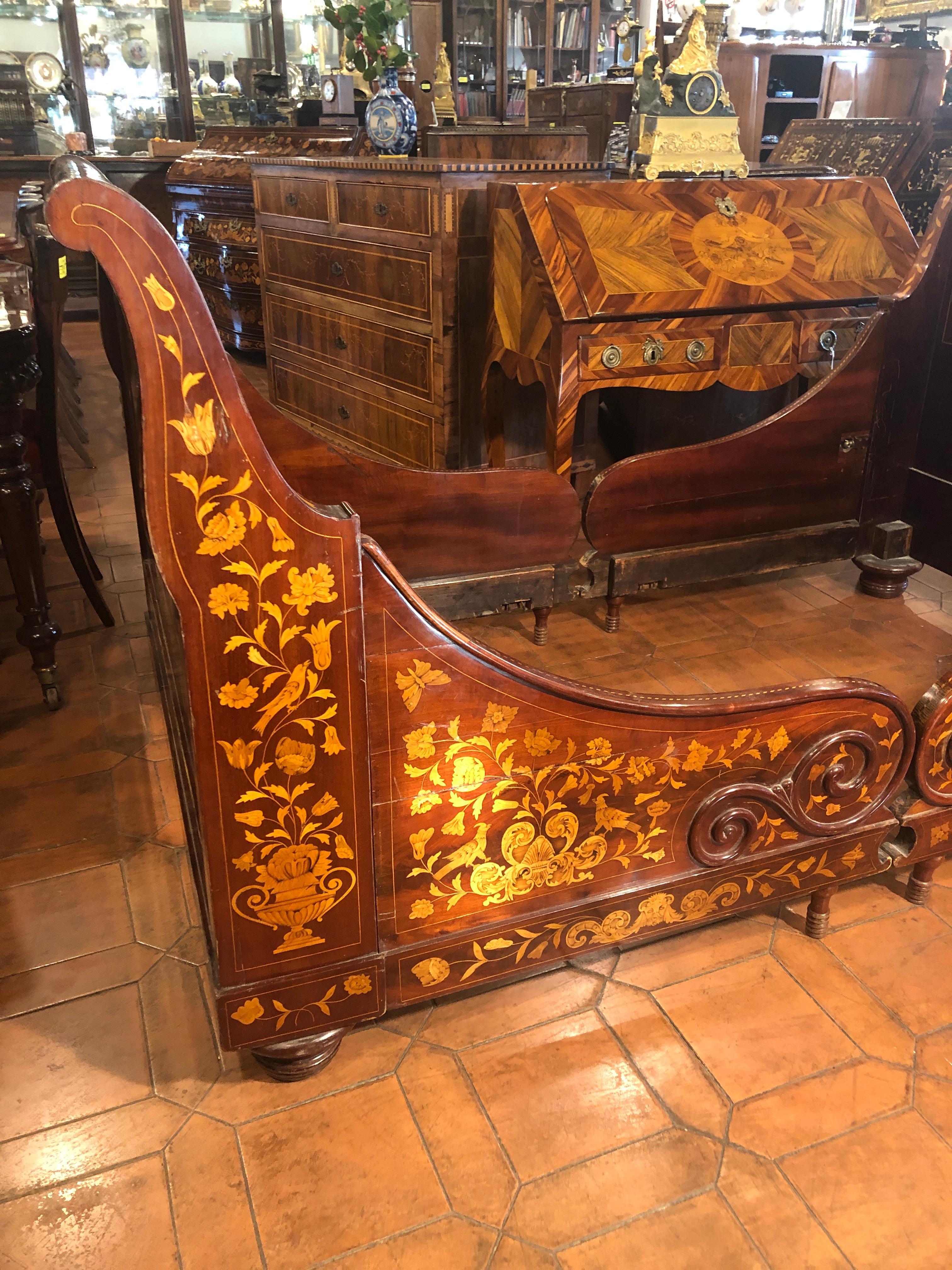 Fantastic center bed, completely inlaid on all the surfaces available to the eye. Dutch bed for the French market, from where it takes the forms, inlaid in the Classic Dutch technique. In mahogany wood and boxwood inlays to give a noticeable