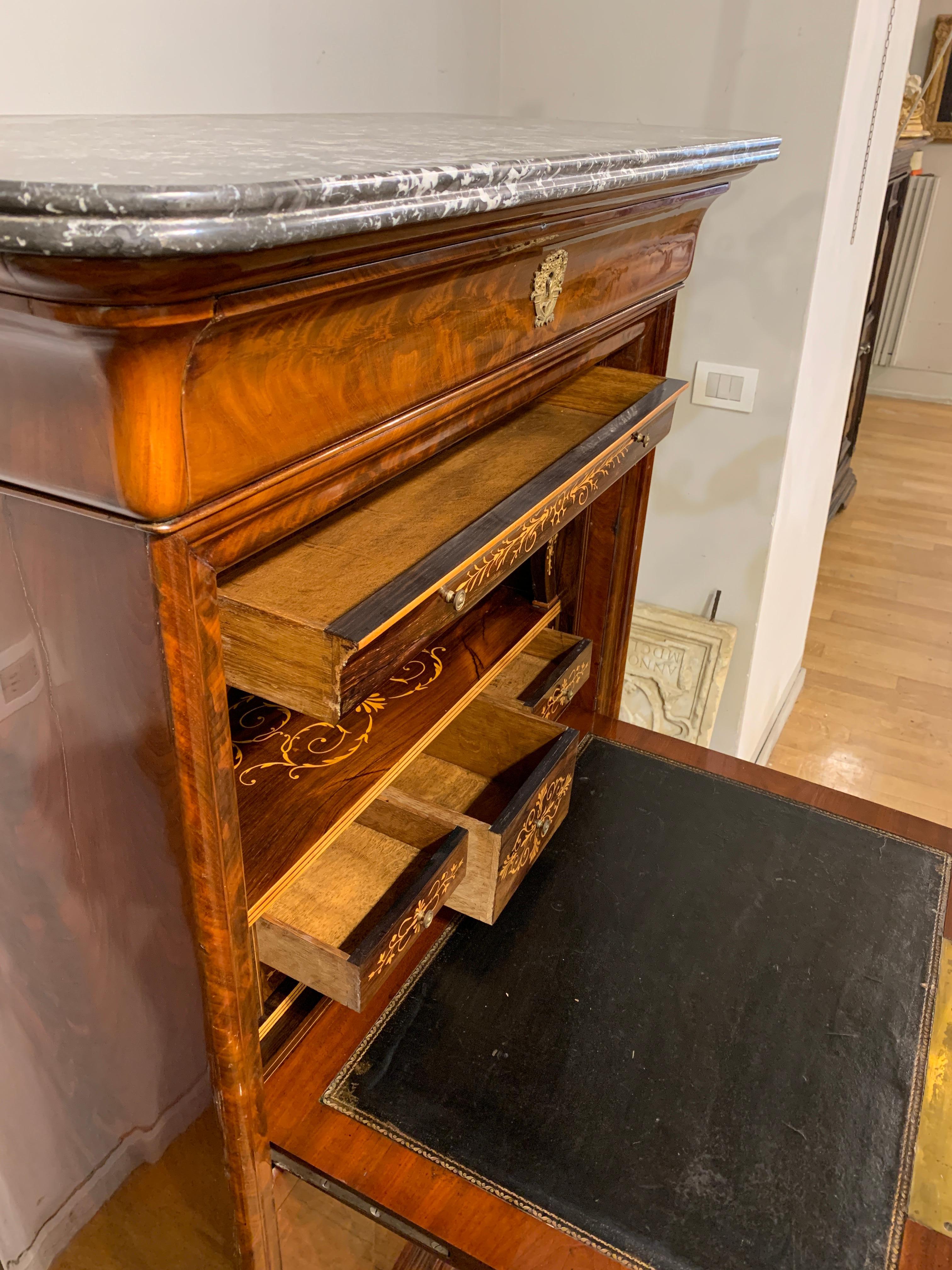 sECRÉTAIRE EN MAHOGANY CHARLES X DU 19e SIÈCLE Bon état à Firenze, FI