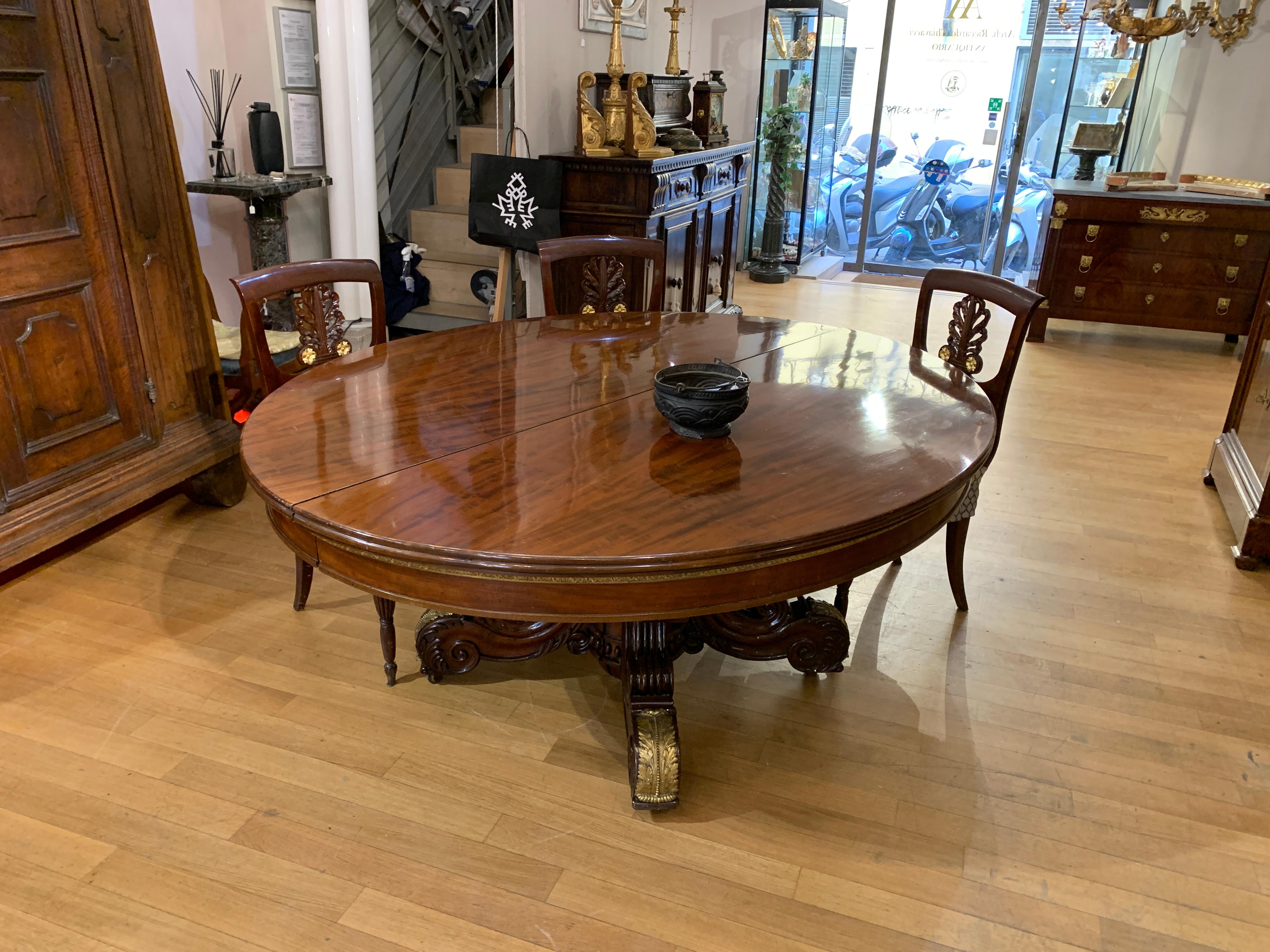 19th CENTURY CHARLES X OVAL TABLE IN SOLID MAHOGANY  For Sale 4