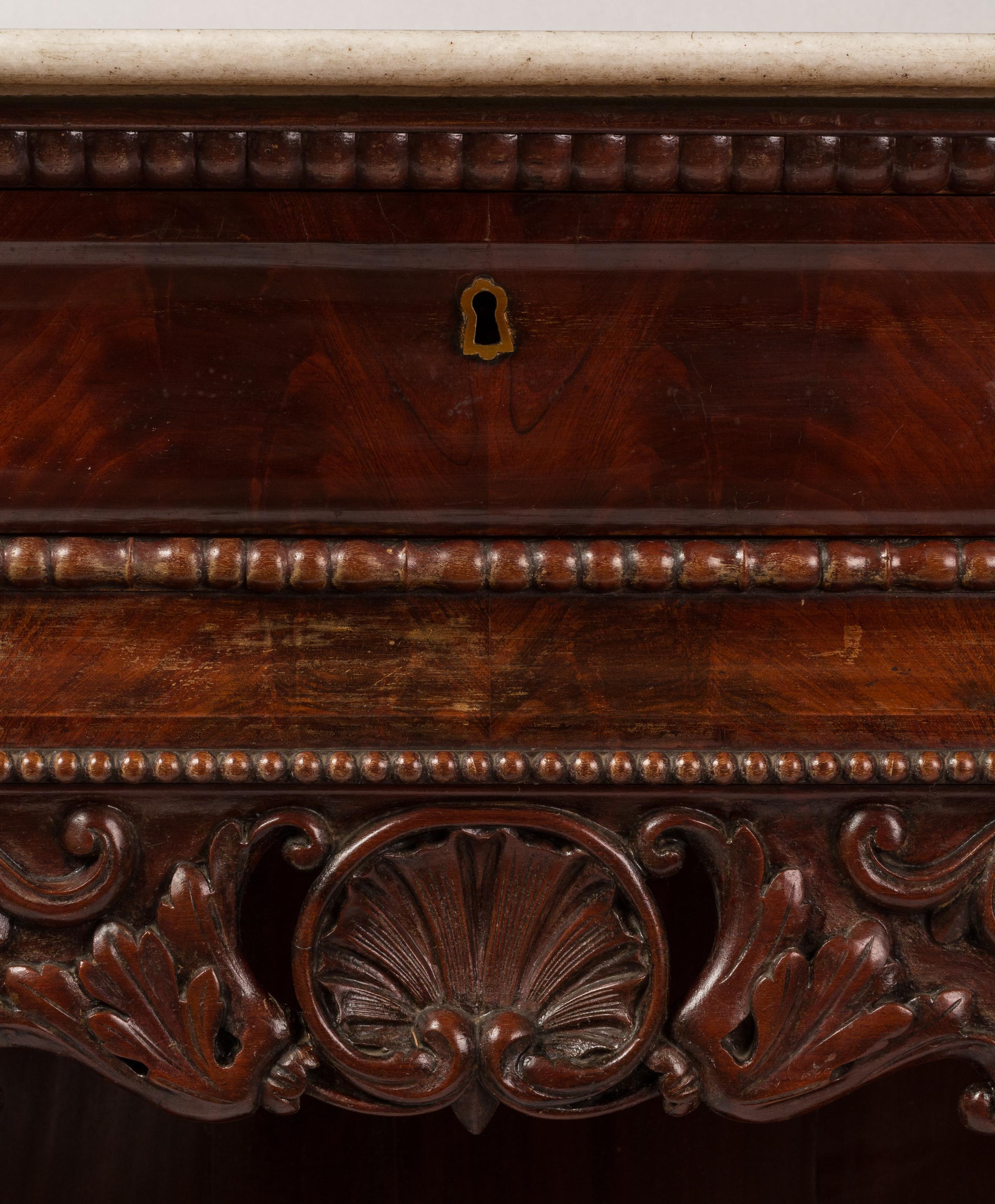 Table console de style Charles X du 19ème siècle, plateau en marbre, détails sculptés en vente 2