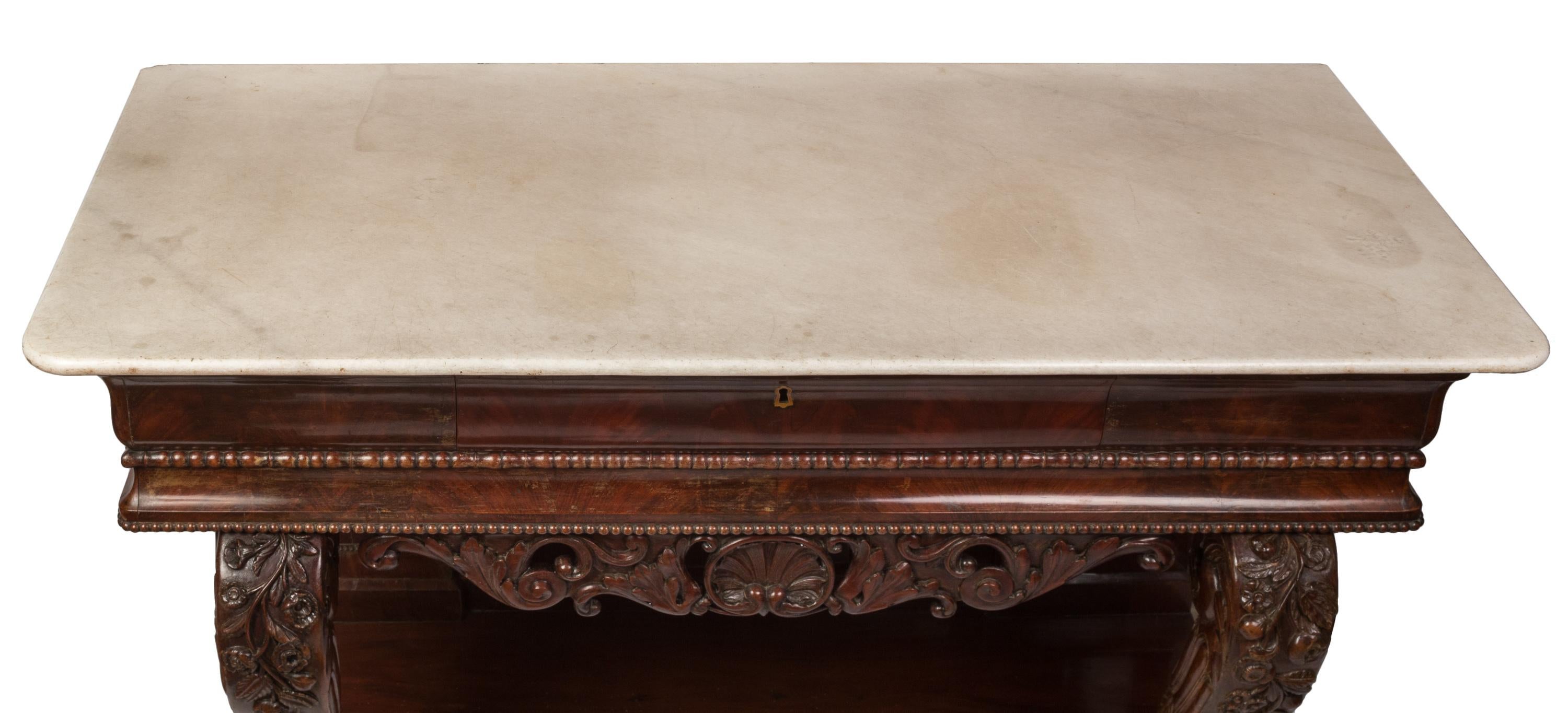 Français Table console de style Charles X du 19ème siècle, plateau en marbre, détails sculptés en vente