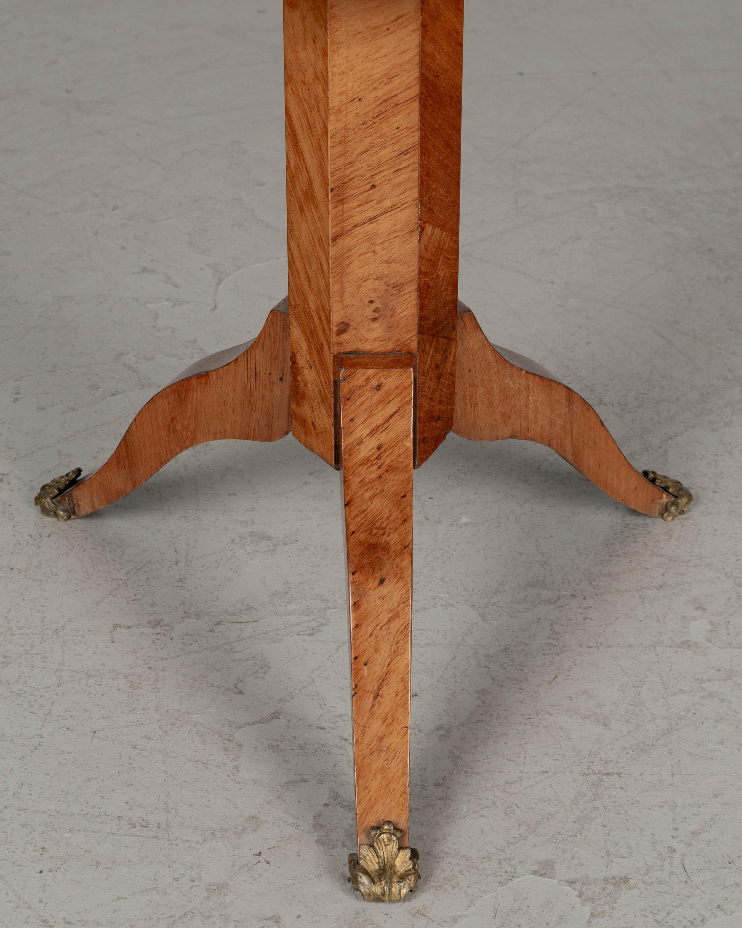 Table à couture sur piédestal de style Charles X du 19ème siècle en vente 3