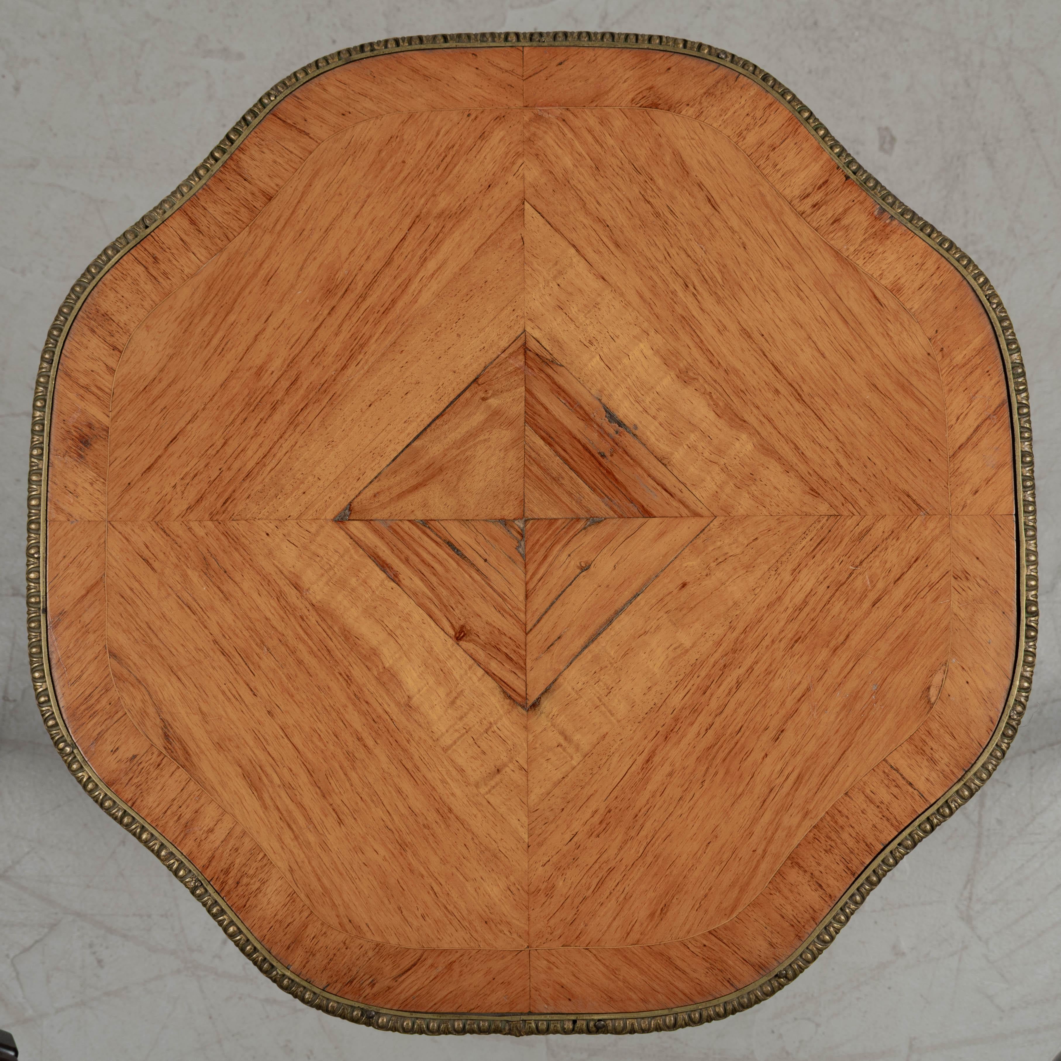 Table à couture sur piédestal de style Charles X du 19ème siècle en vente 4