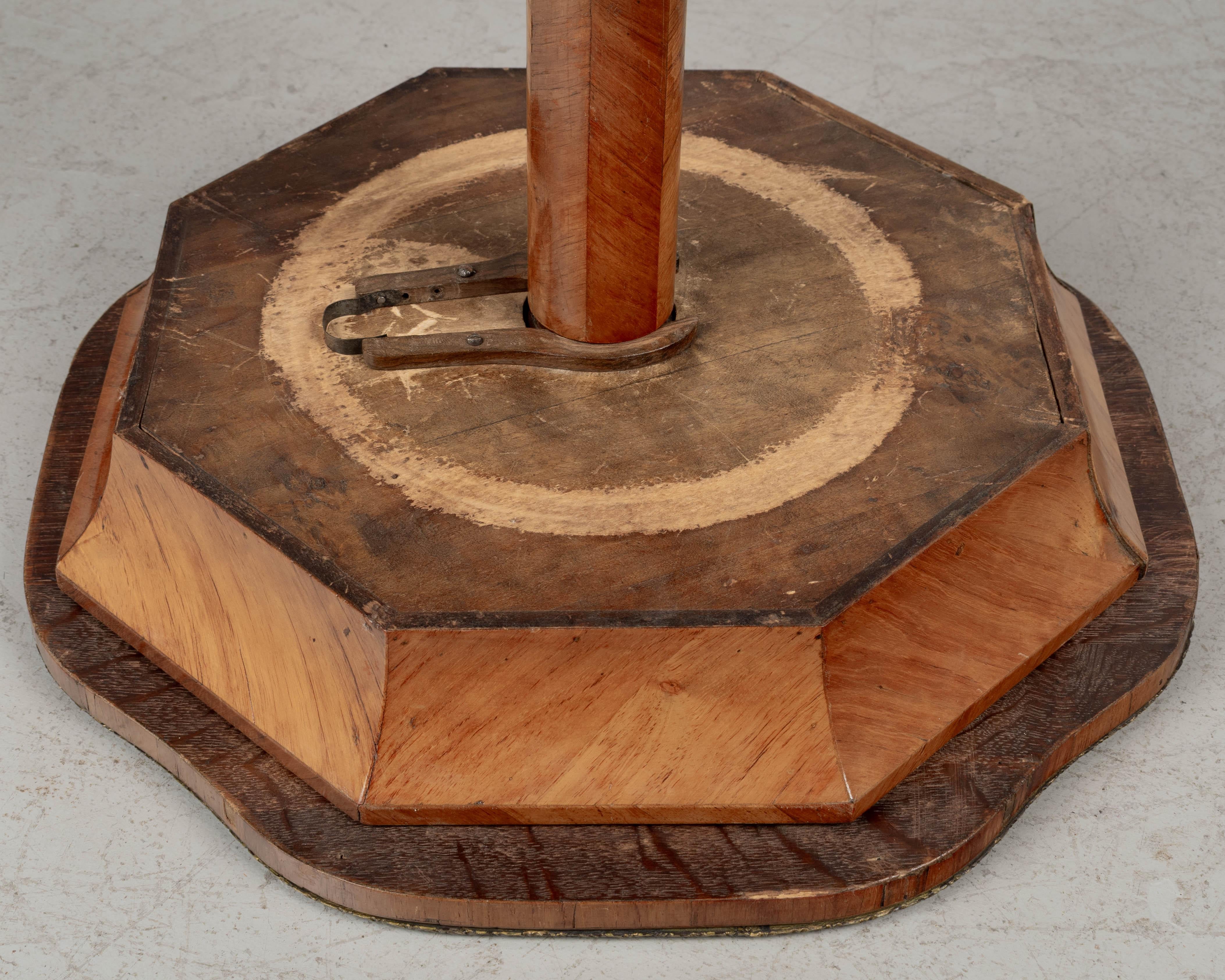 Table à couture sur piédestal de style Charles X du 19ème siècle en vente 6