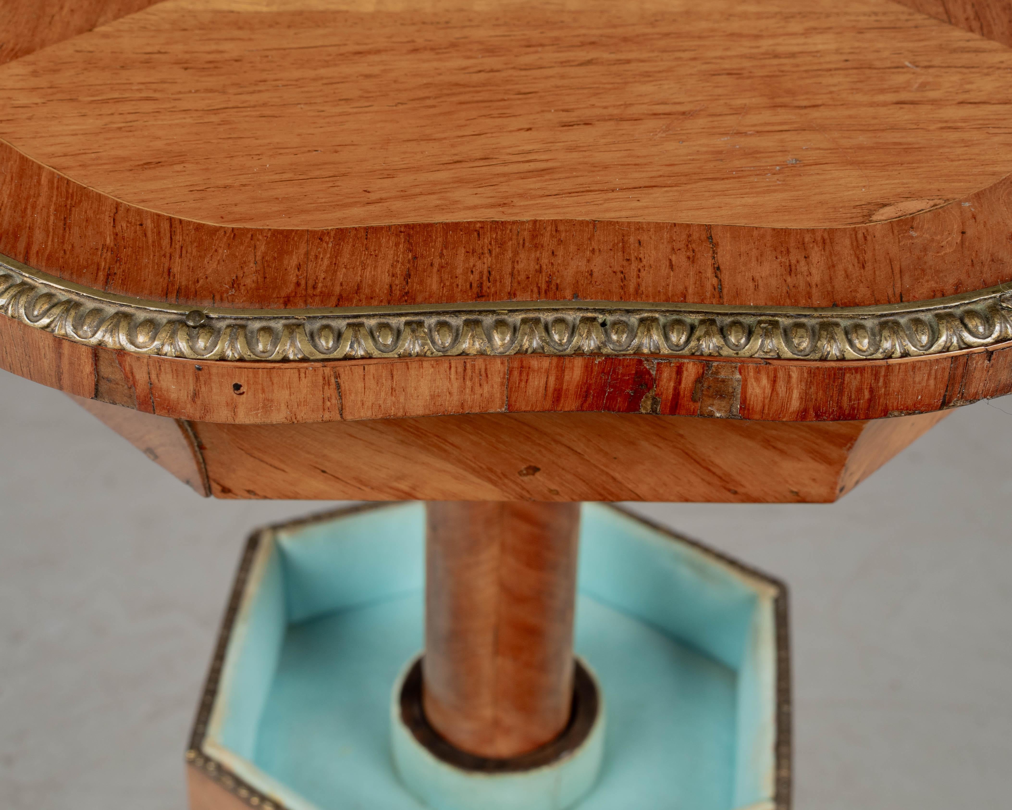Table à couture sur piédestal de style Charles X du 19ème siècle en vente 7