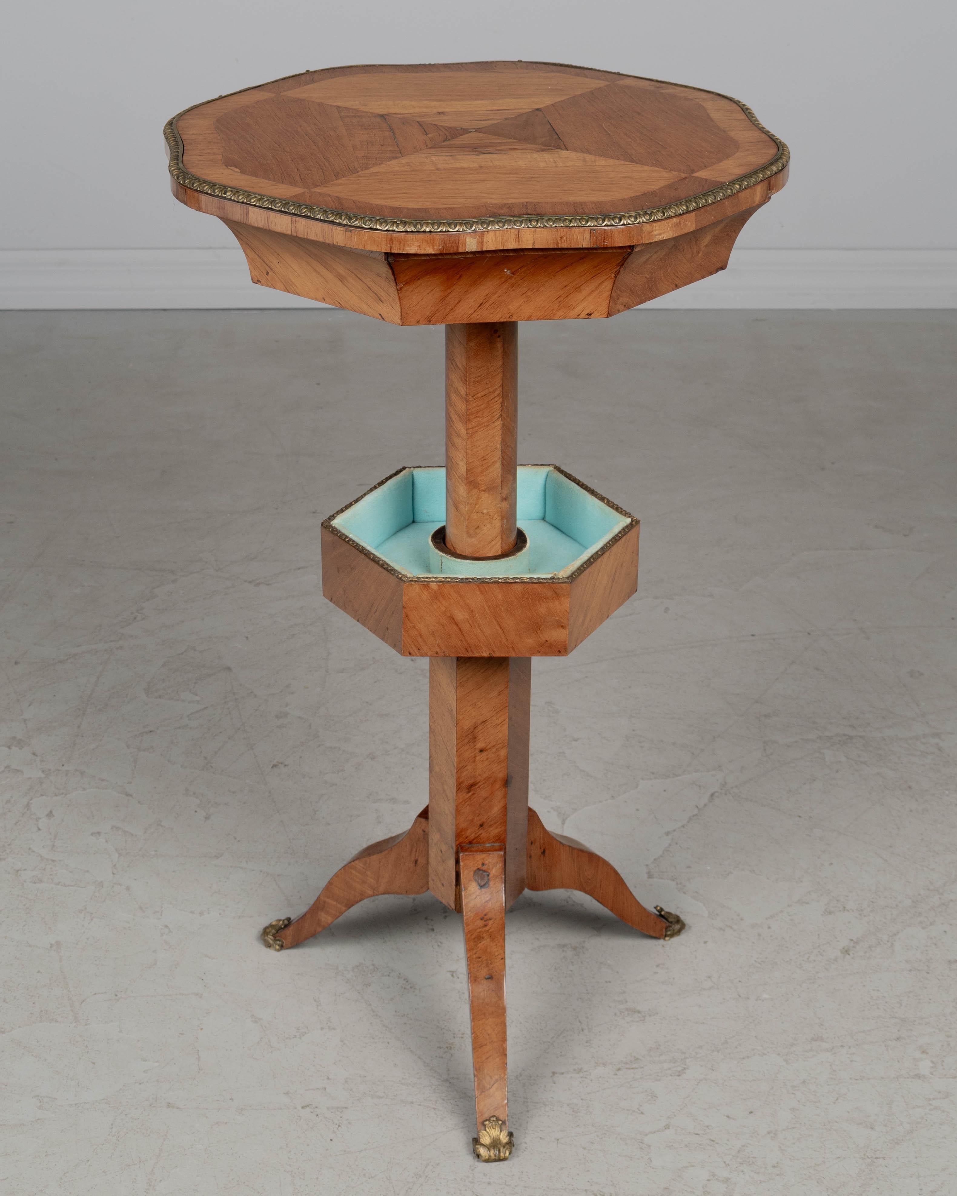 Français Table à couture sur piédestal de style Charles X du 19ème siècle en vente