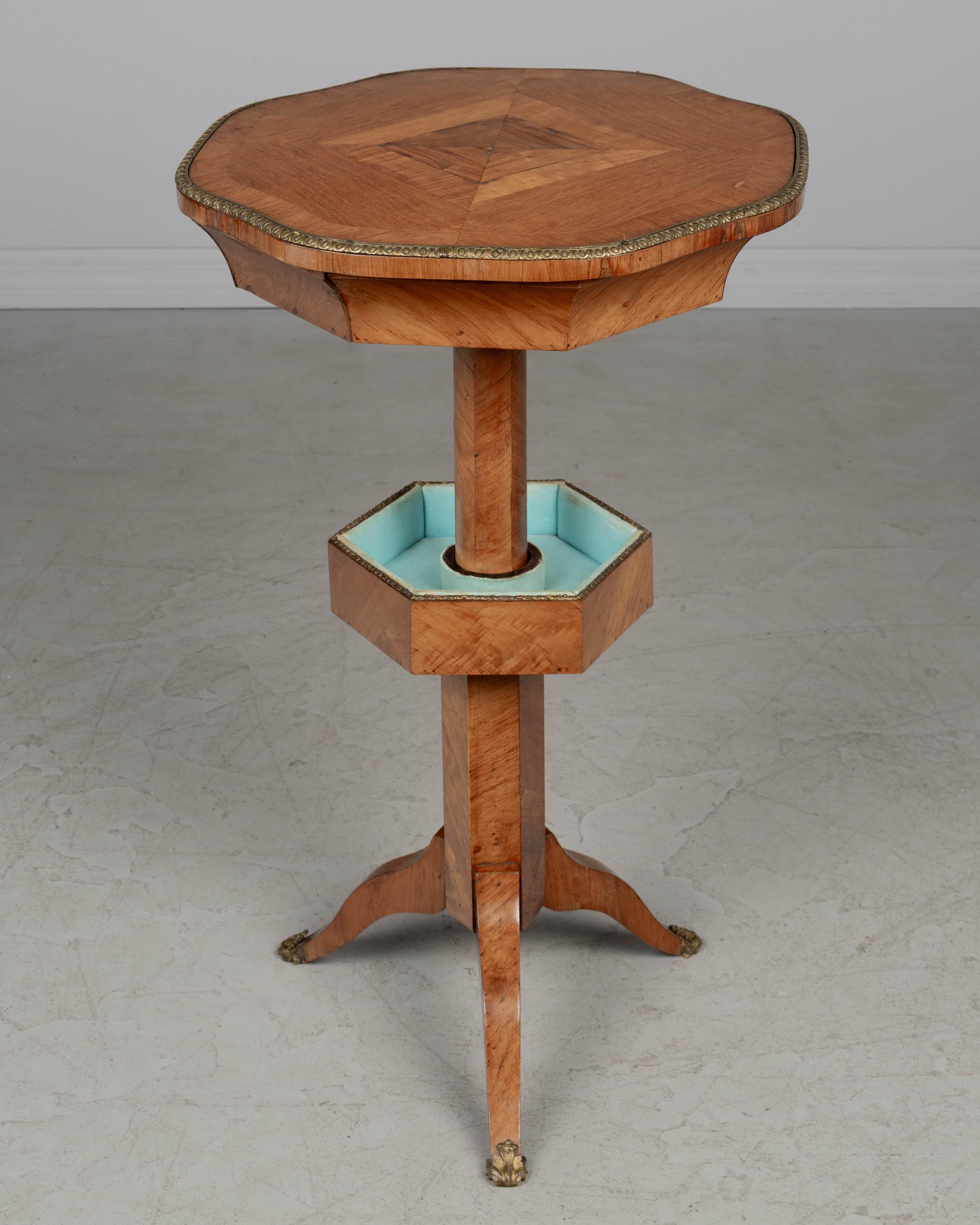 Fait main Table à couture sur piédestal de style Charles X du 19ème siècle en vente