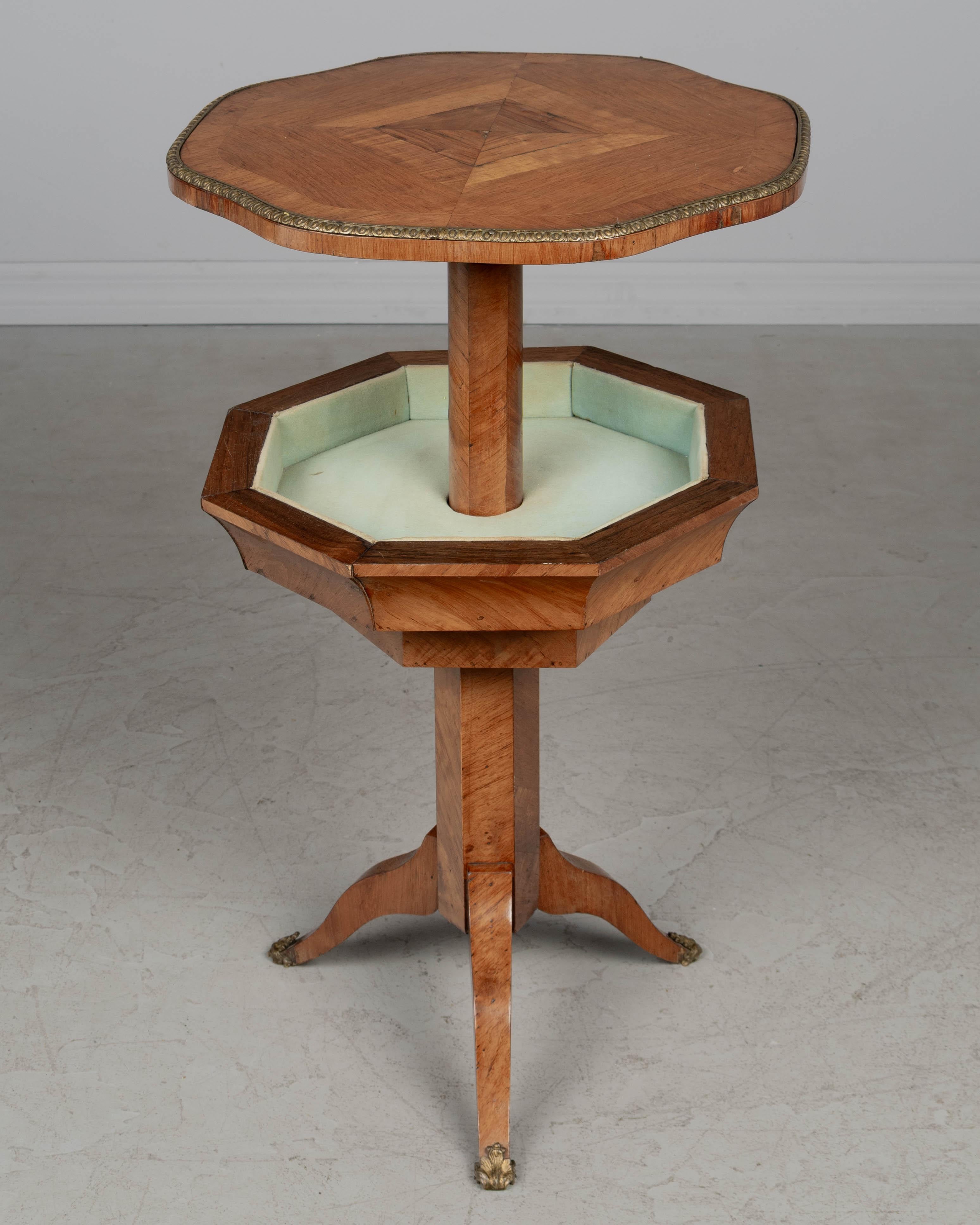 Table à couture sur piédestal de style Charles X du 19ème siècle Bon état - En vente à Winter Park, FL