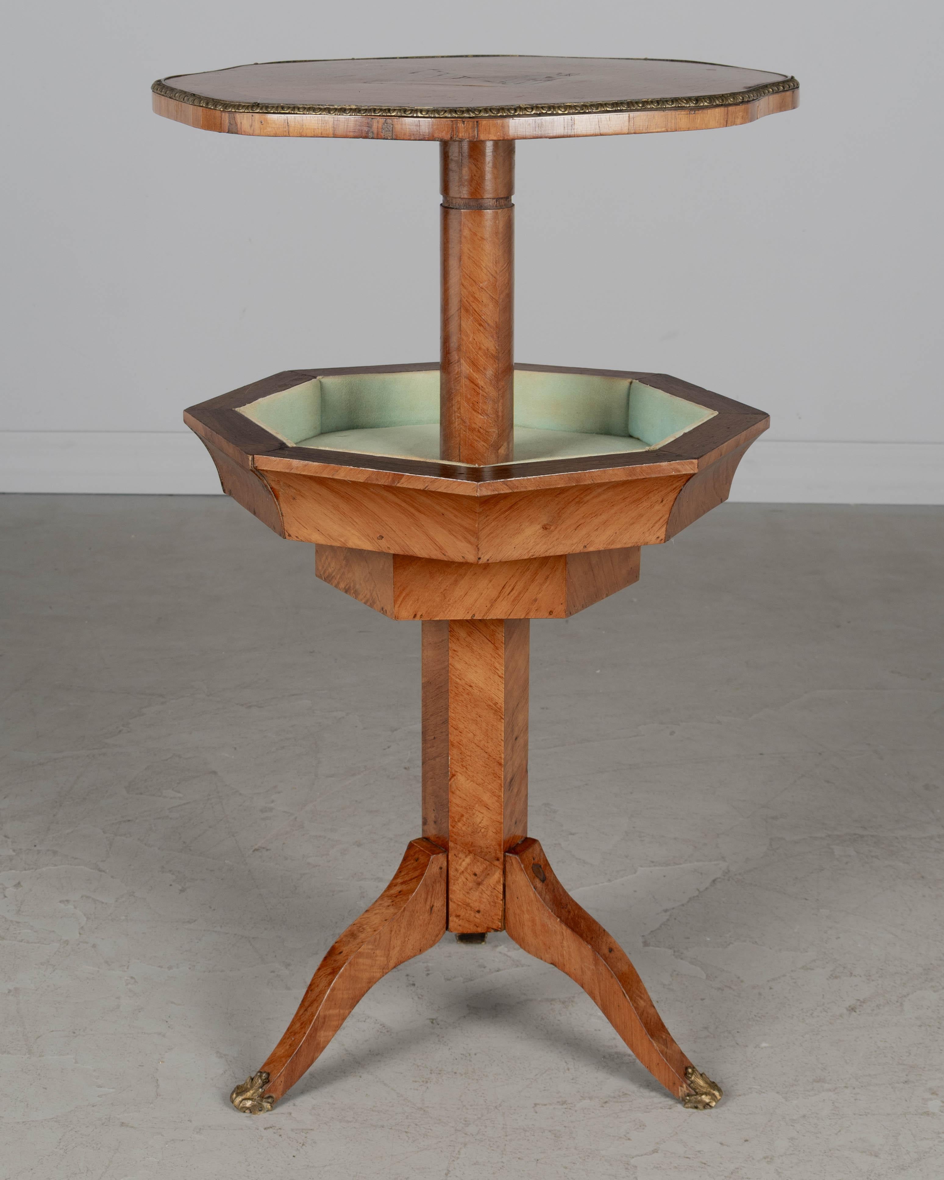 Bronze Table à couture sur piédestal de style Charles X du 19ème siècle en vente