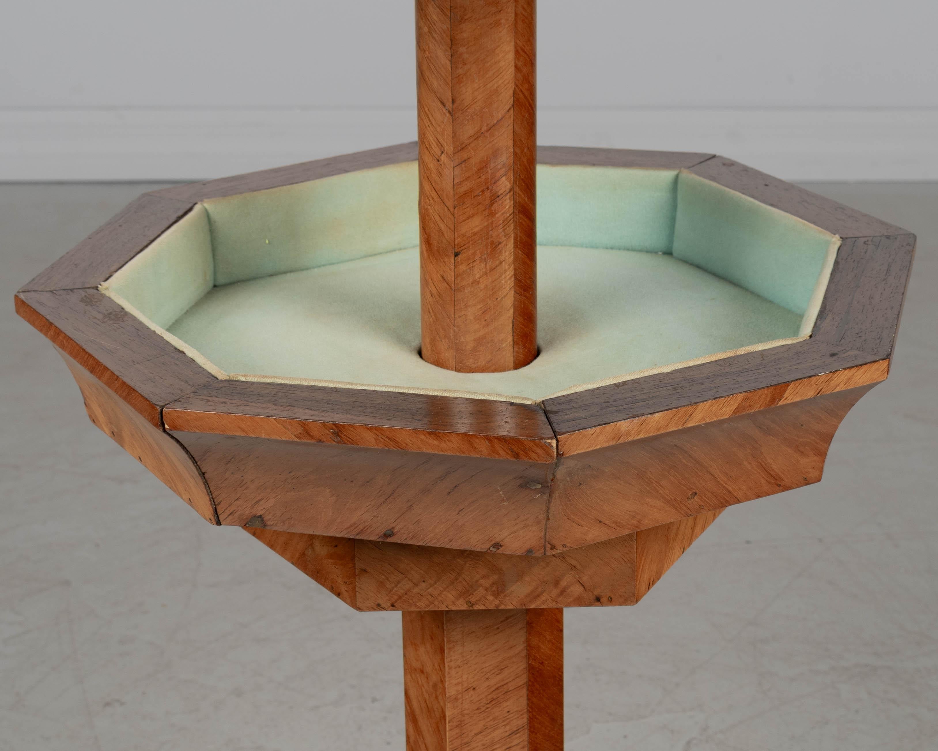 Table à couture sur piédestal de style Charles X du 19ème siècle en vente 1