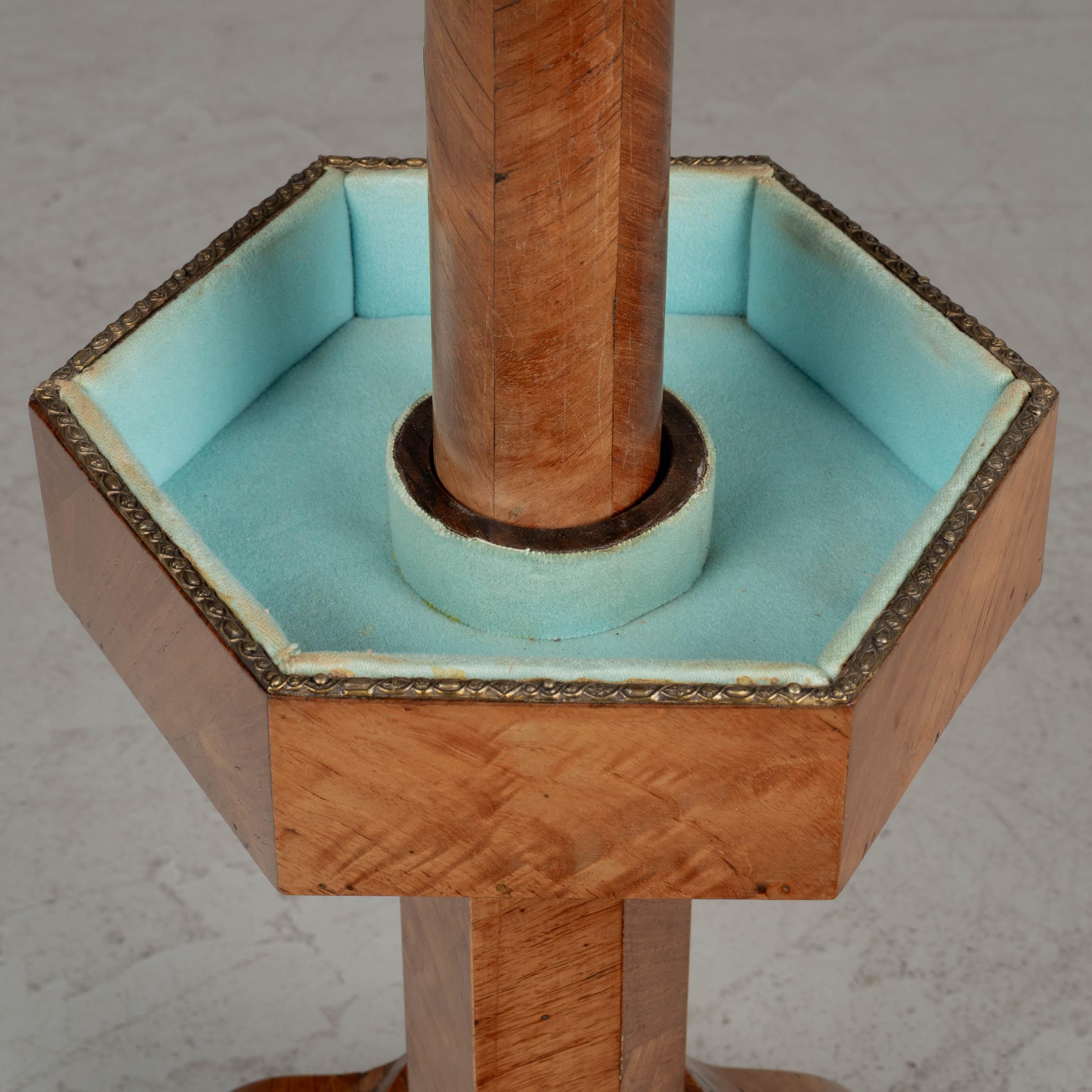 Table à couture sur piédestal de style Charles X du 19ème siècle en vente 2