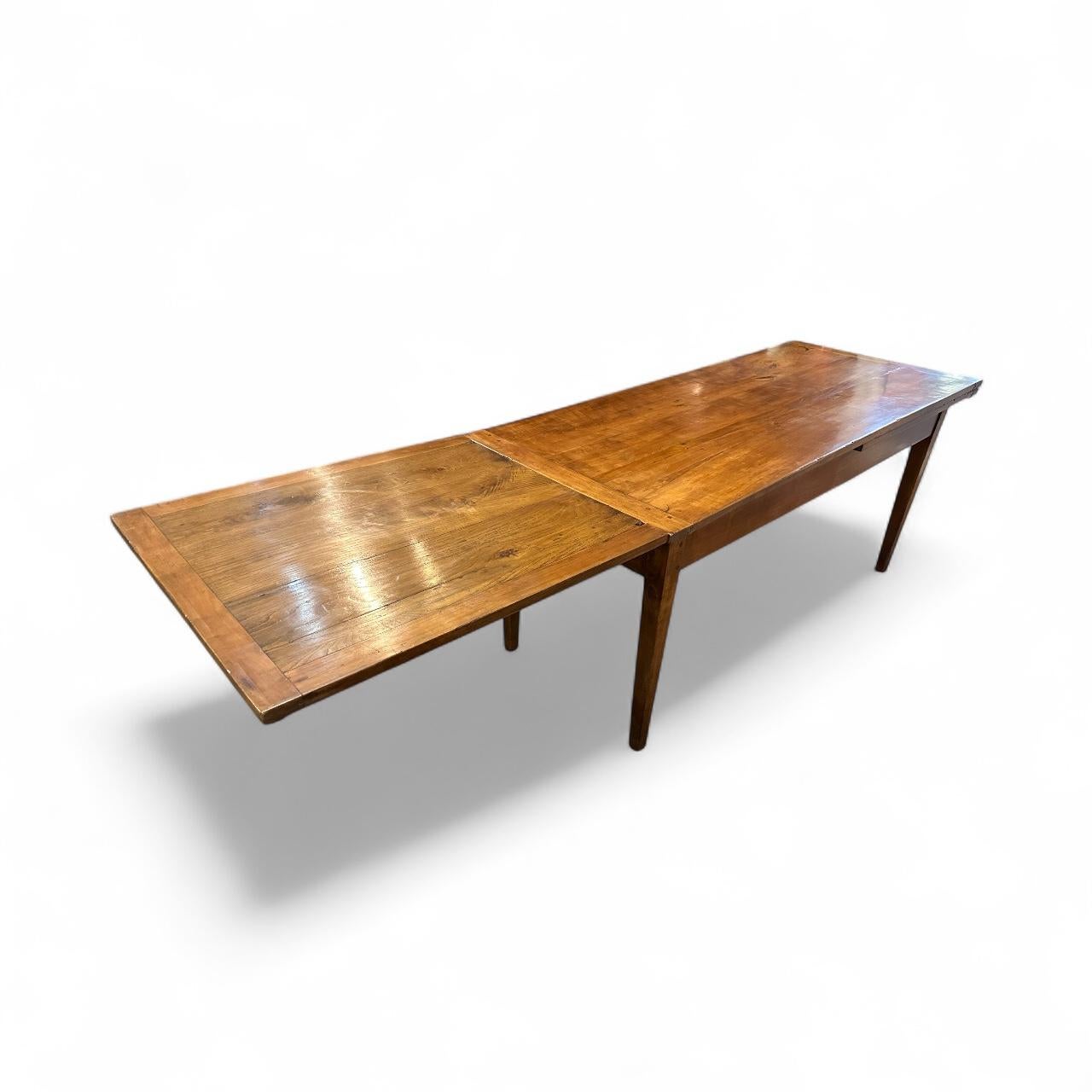 Provincial français Table de salle à manger à rallonge double en cerisier du XIXe siècle en vente