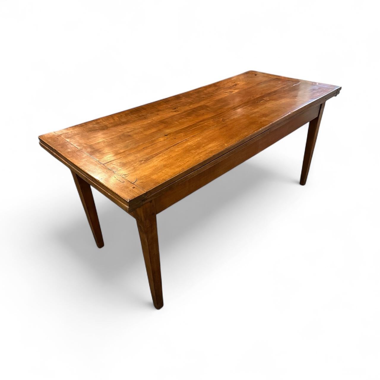 Français Table de salle à manger à rallonge double en cerisier du XIXe siècle en vente