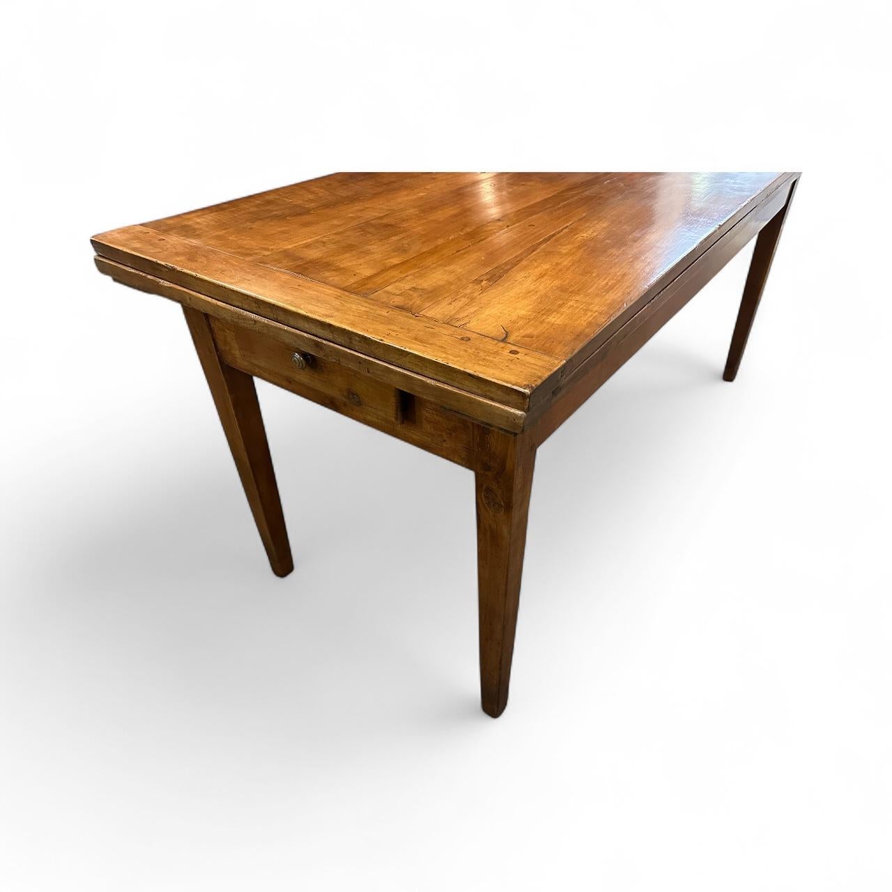Fait main Table de salle à manger à rallonge double en cerisier du XIXe siècle en vente
