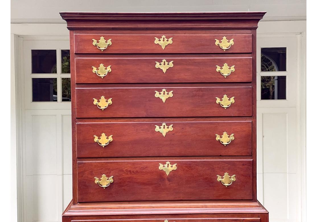 Highboy piatto in stile Queen Anne in ciliegio del XIX secolo In condizioni discrete in vendita a Bridgeport, CT