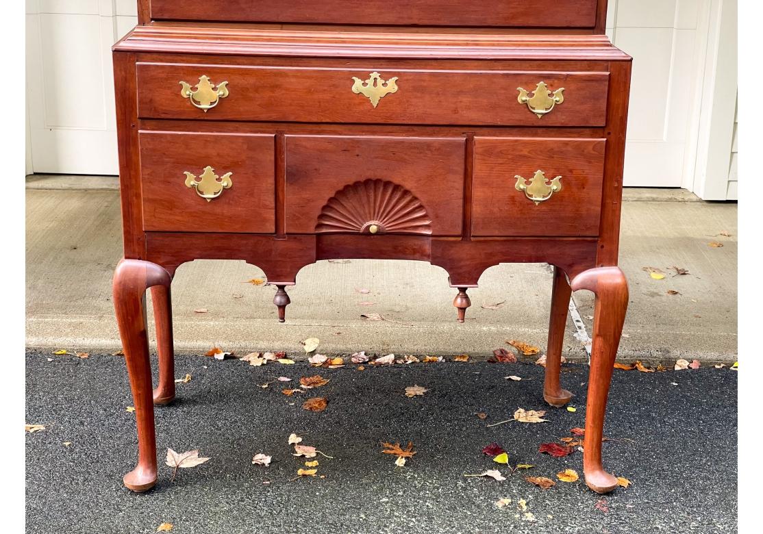 Highboy piatto in stile Queen Anne in ciliegio del XIX secolo in vendita 4