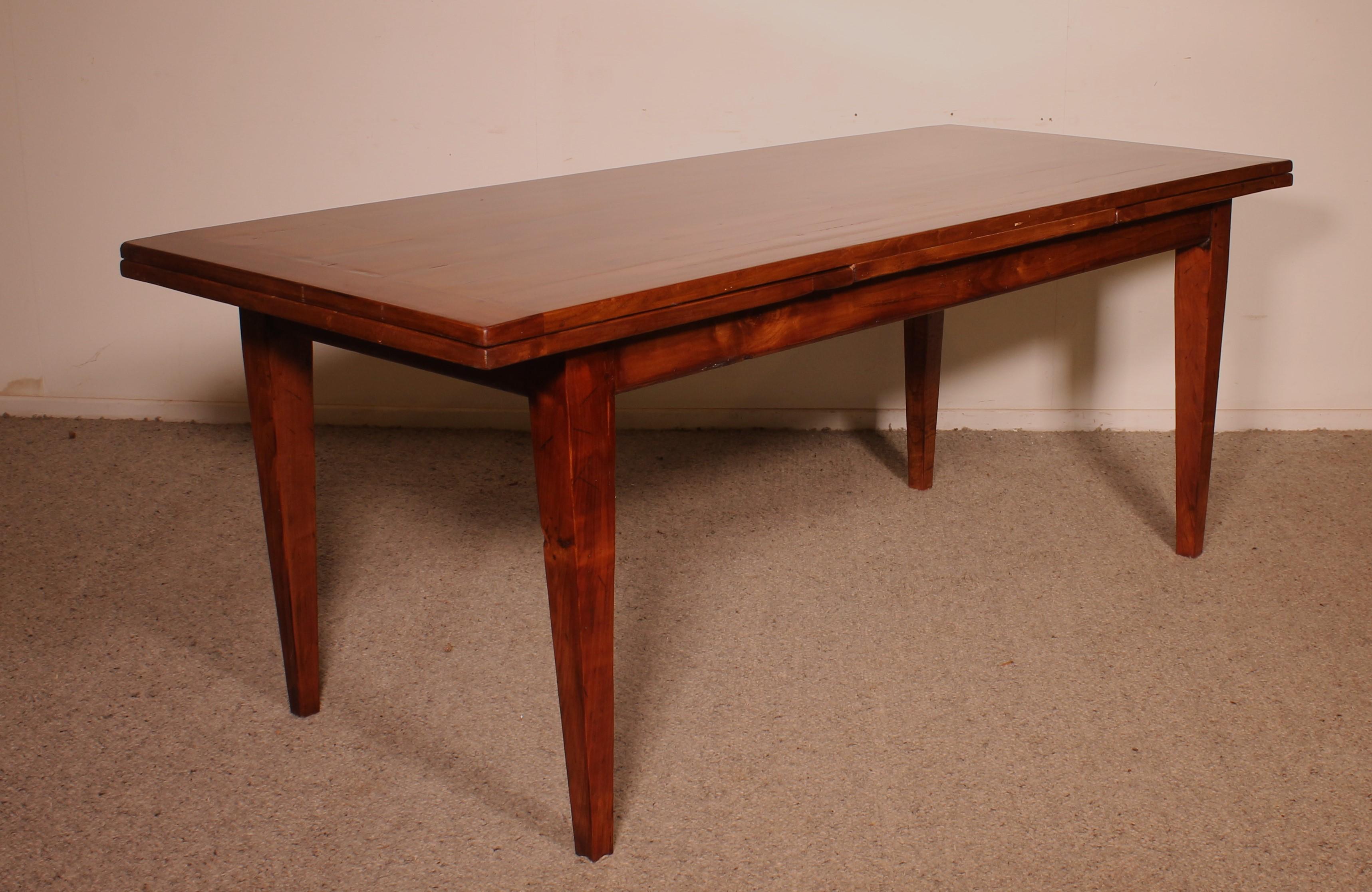Table à rallonge en bois de cerisier du XIXe siècle en vente 4