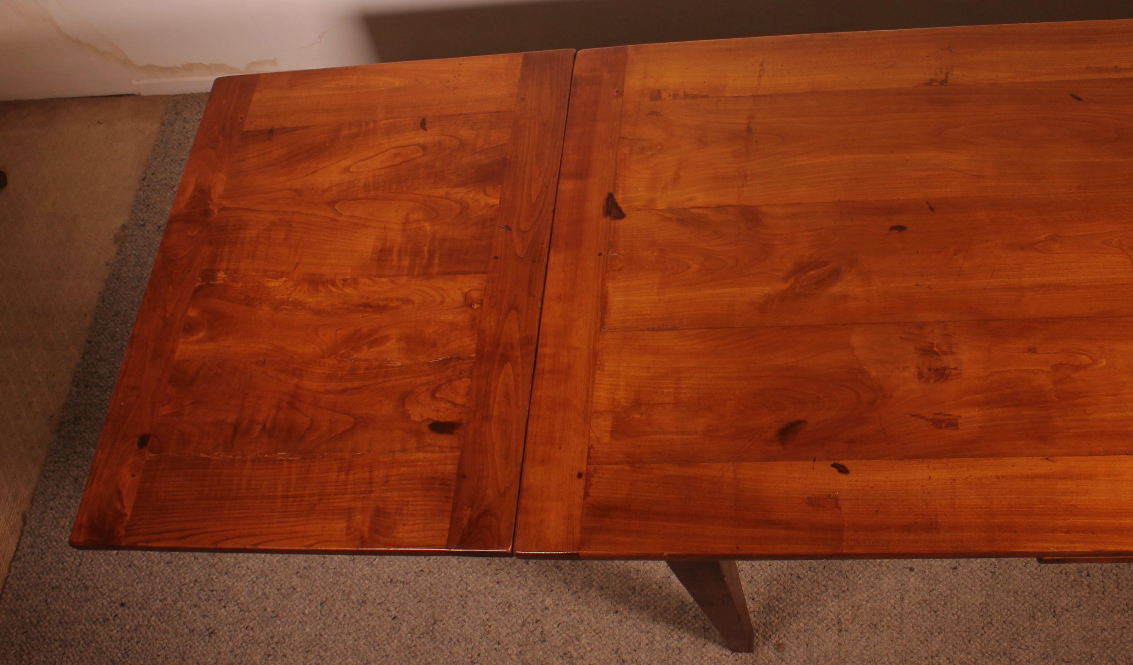 Table à rallonge en bois de cerisier du XIXe siècle en vente 6