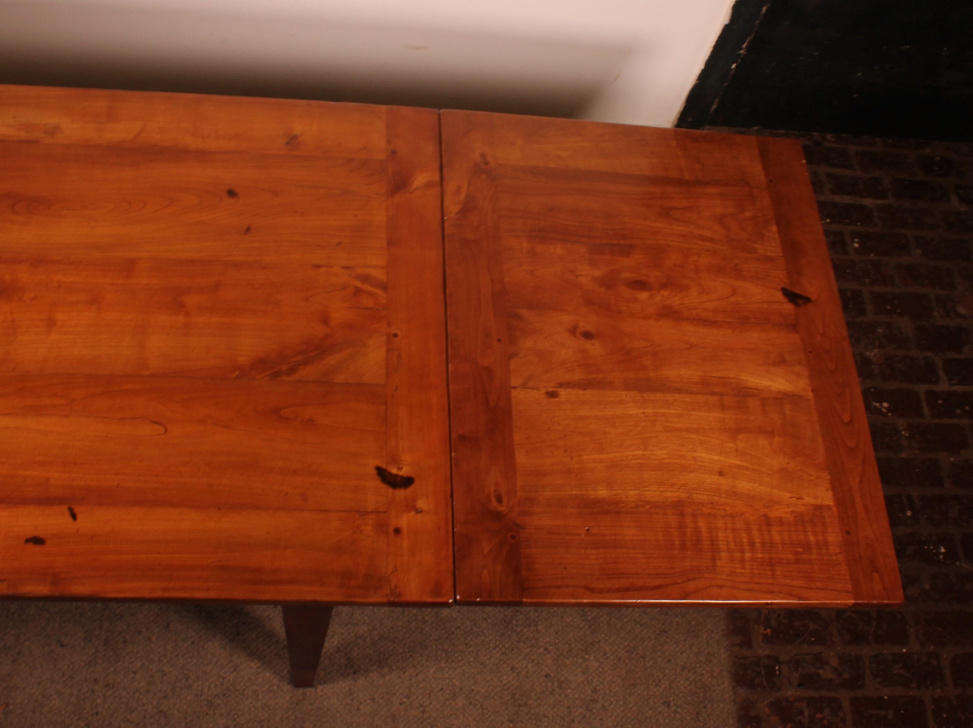 Table à rallonge en bois de cerisier du XIXe siècle en vente 7
