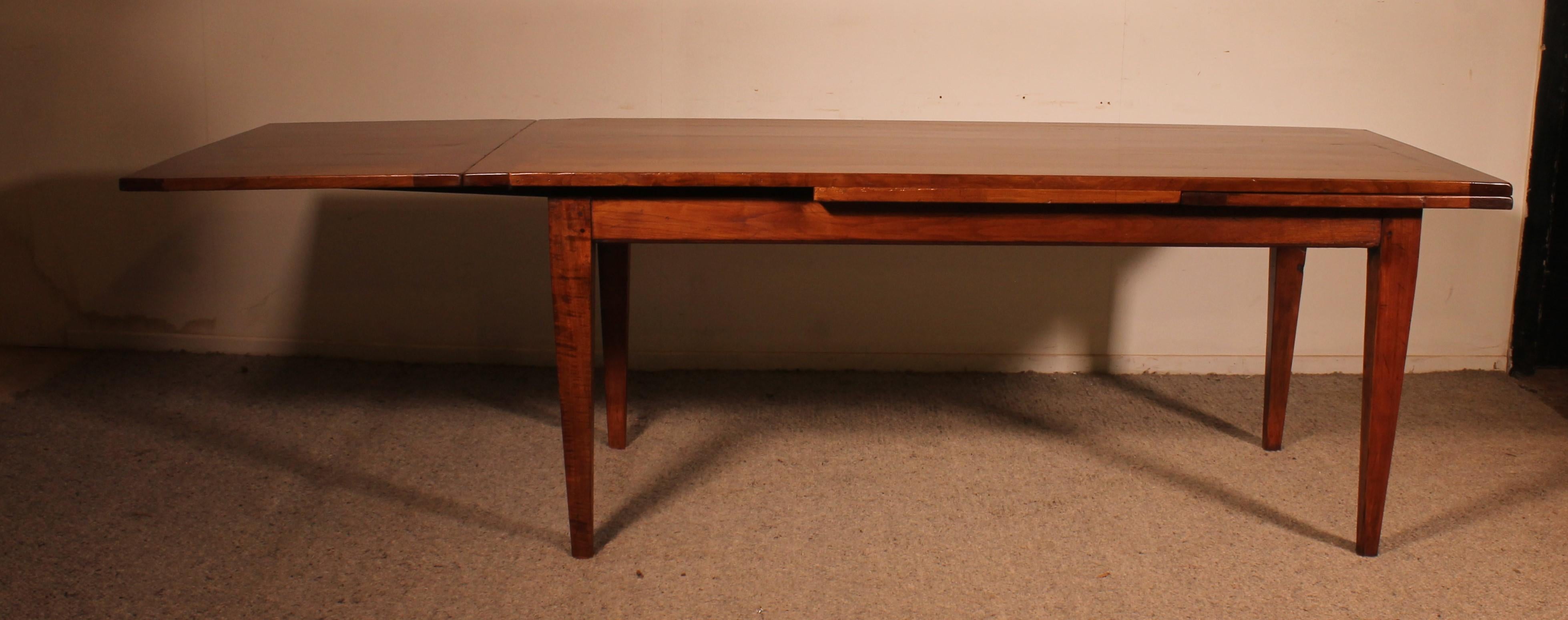Belle table à rallonge en merisier du 19ème siècle - de France

Très élégante table à rallonge à pieds droits qui présente de très belles proportions avec une largeur de 84cm.
La table dispose de deux rallonges de 65 cm. Les extensions sont