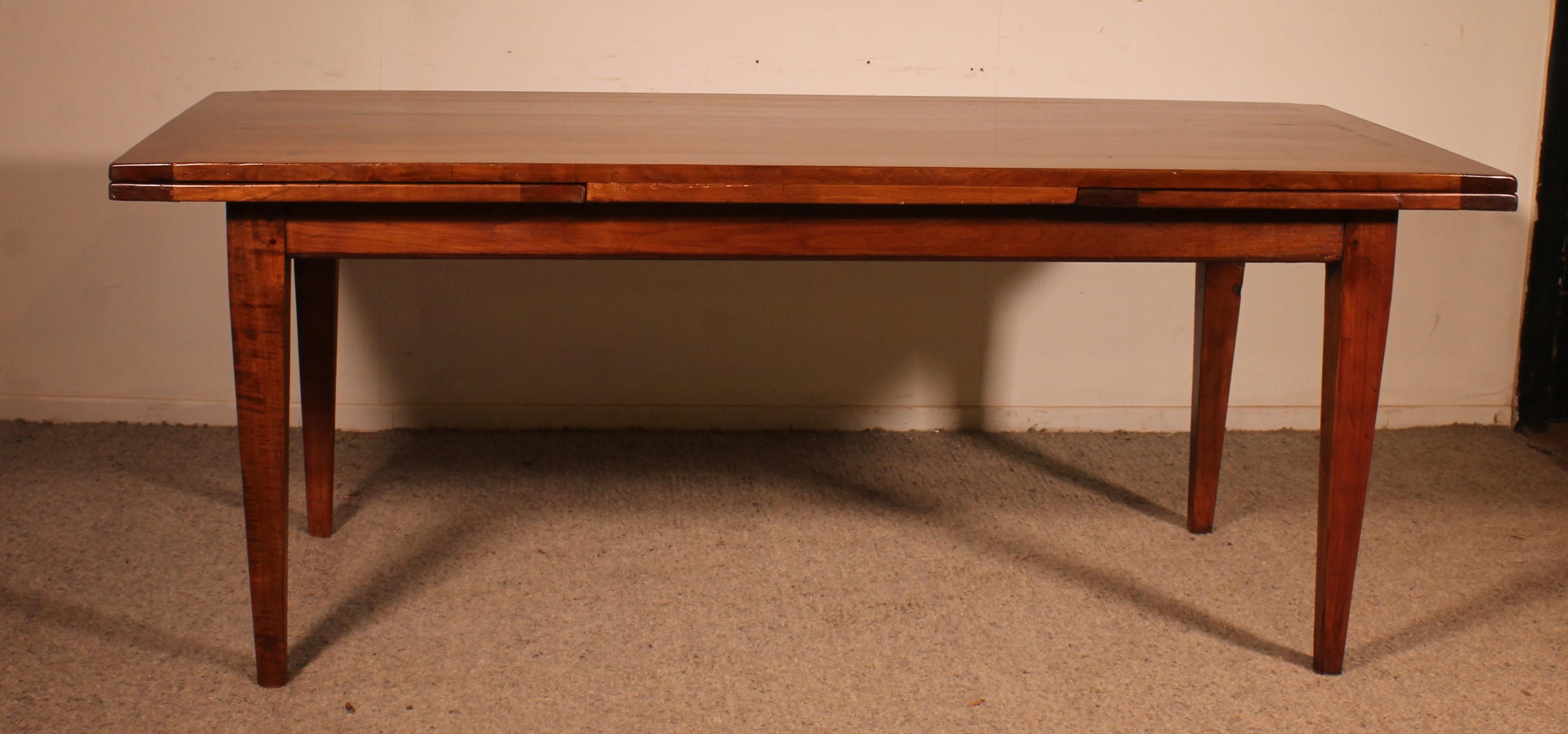 Louis XVI Table à rallonge en bois de cerisier du XIXe siècle en vente