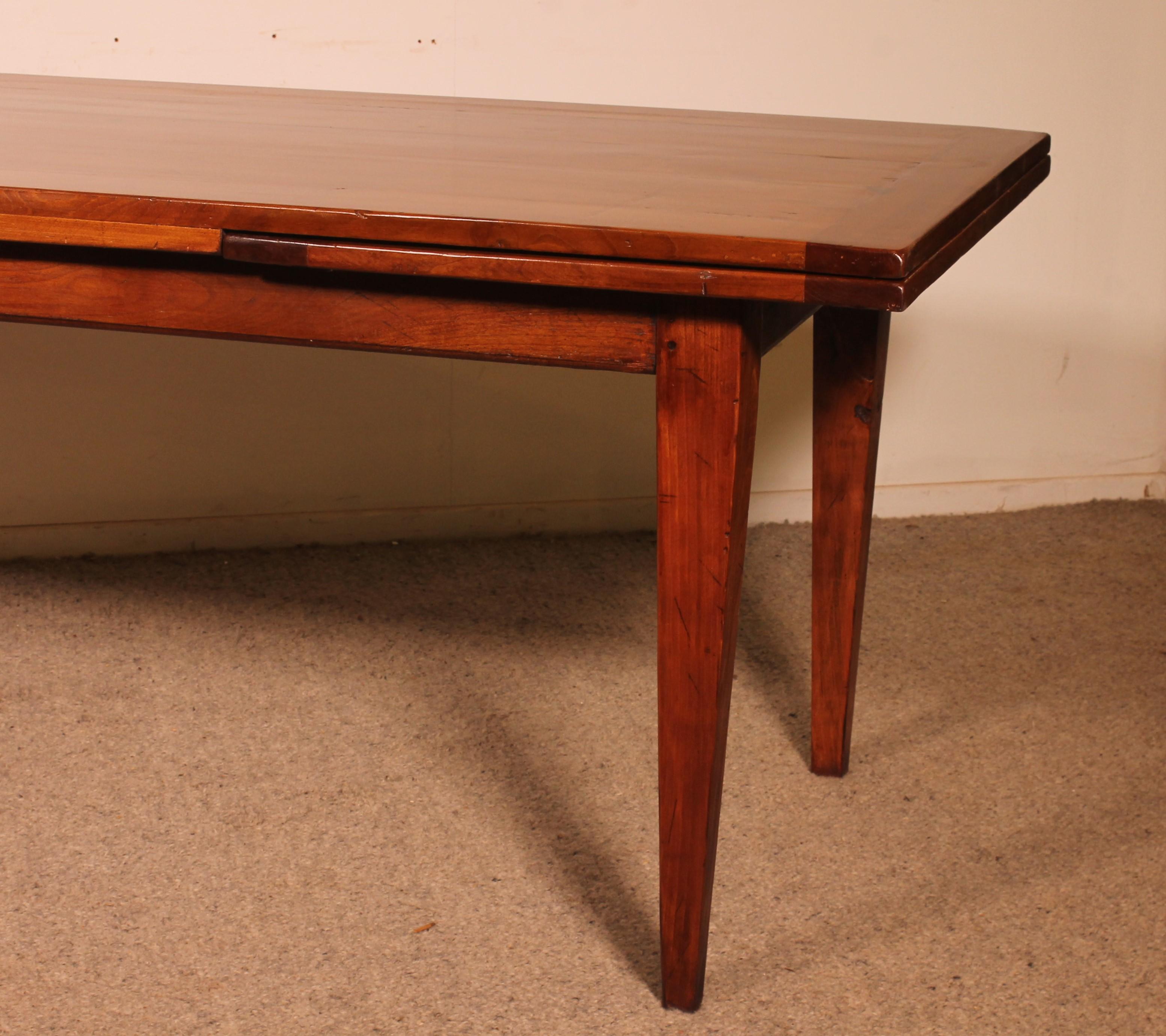 Cerise Table à rallonge en bois de cerisier du XIXe siècle en vente