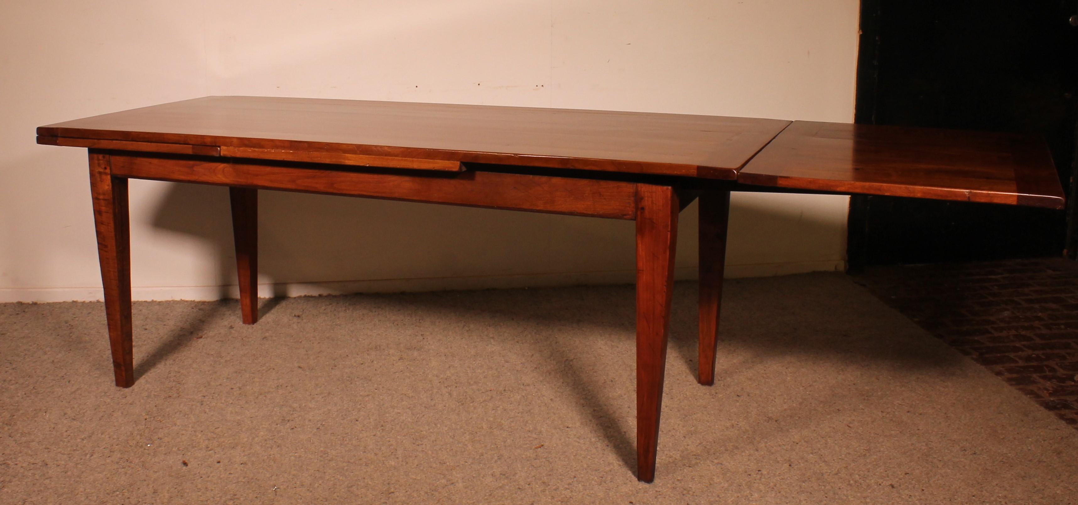 Table à rallonge en bois de cerisier du XIXe siècle en vente 1