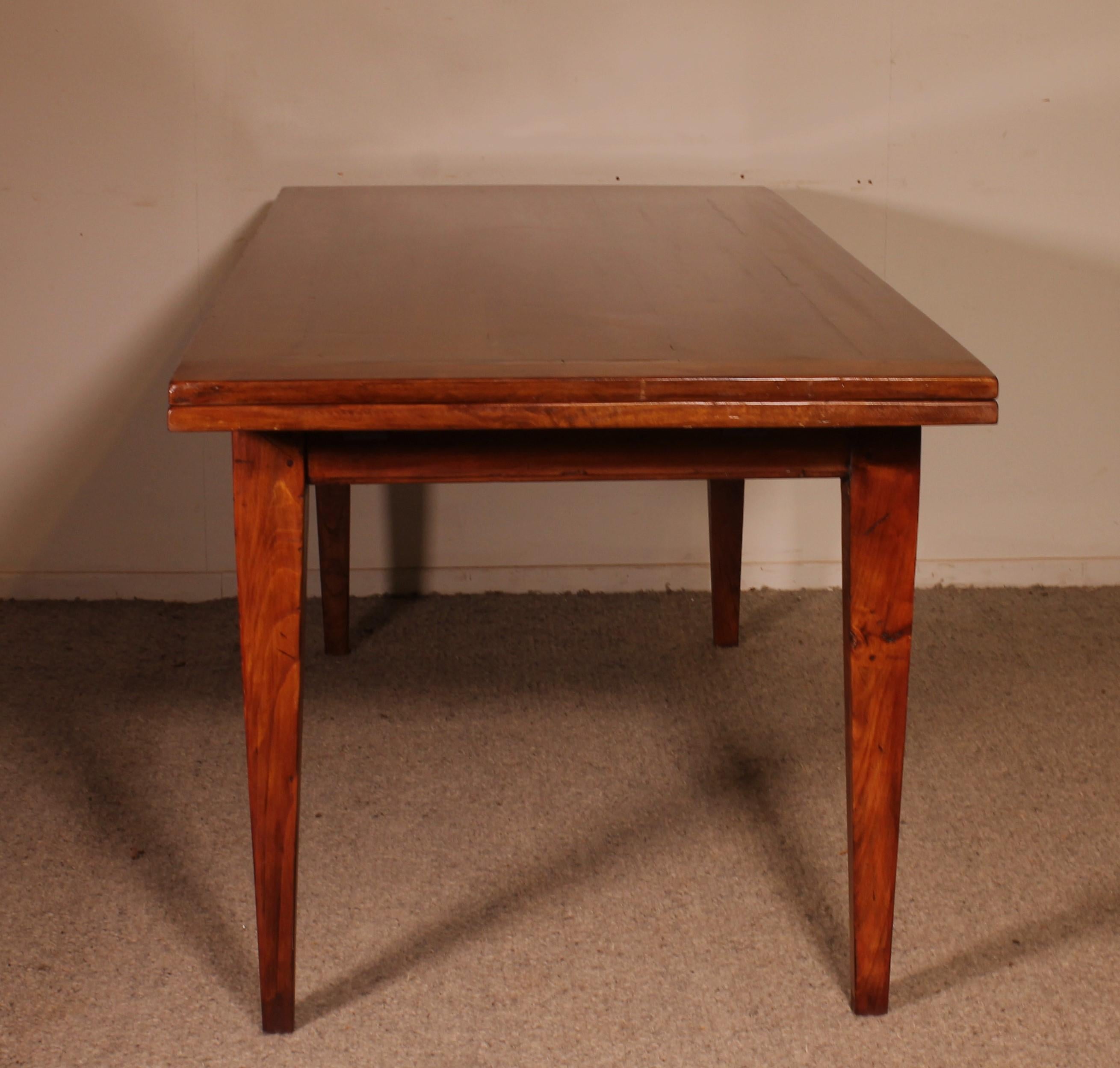 Table à rallonge en bois de cerisier du XIXe siècle en vente 3