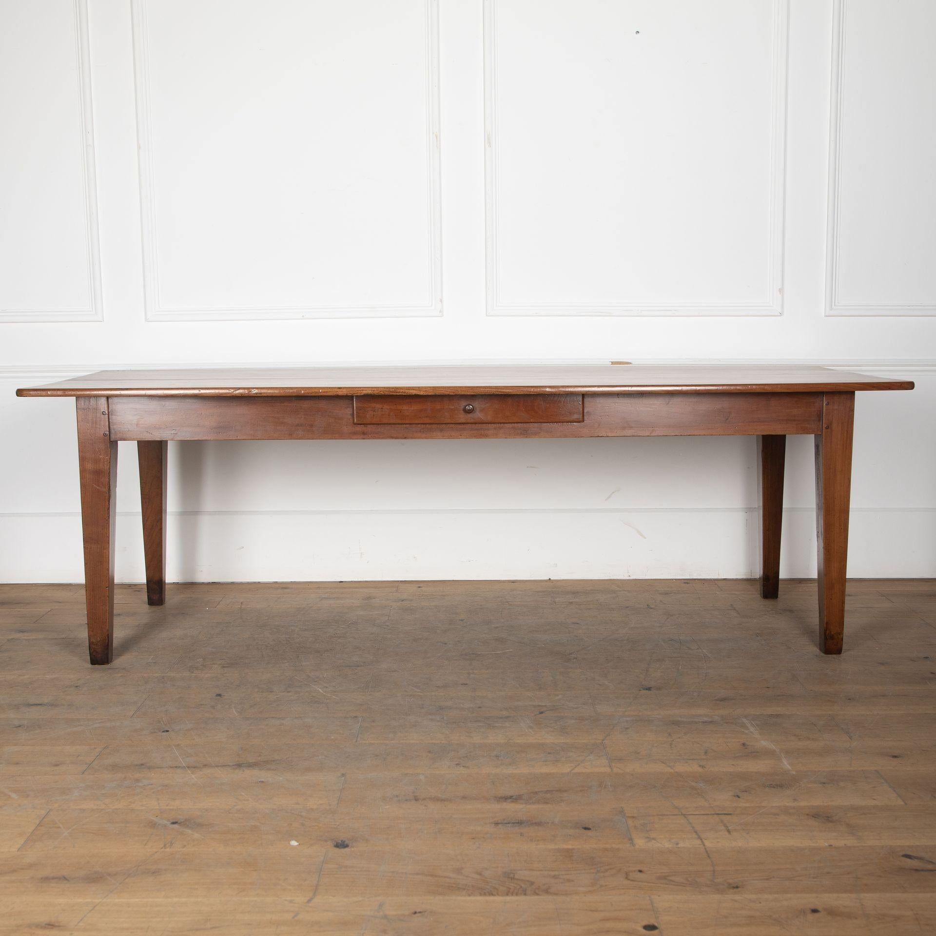 Fabuleux exemple de table de ferme en merisier du milieu du XIXe siècle. Français vers 1850.Ayant tout droit sorti d'une ferme de la région normande de la France, un seul tiroir sur un côté.Hauteur 29. 3/4 pouces
Largeur 34 pouces
Longueur 92 pouces.