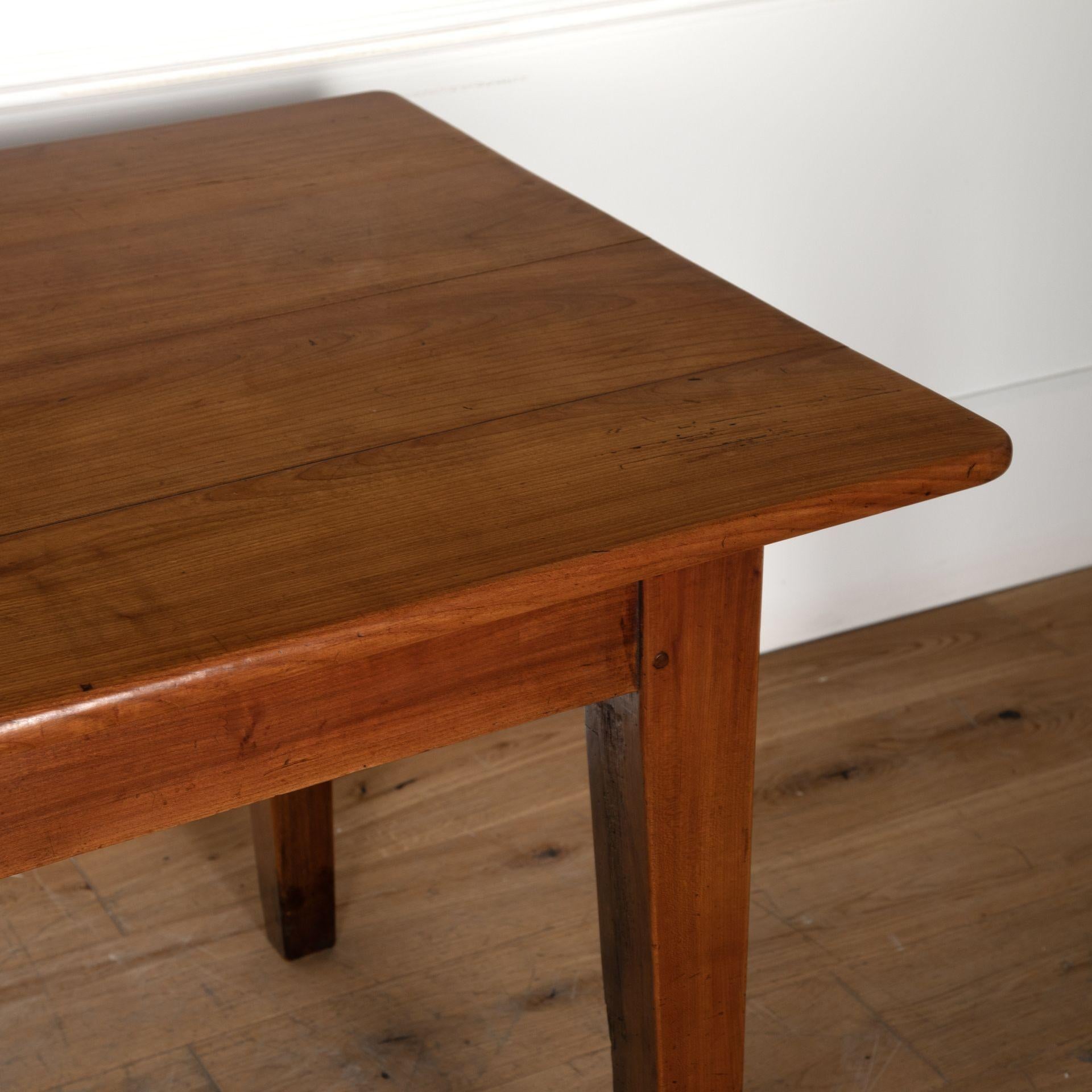 XVIIIe siècle Table de ferme du 19ème siècle en cerisier en vente