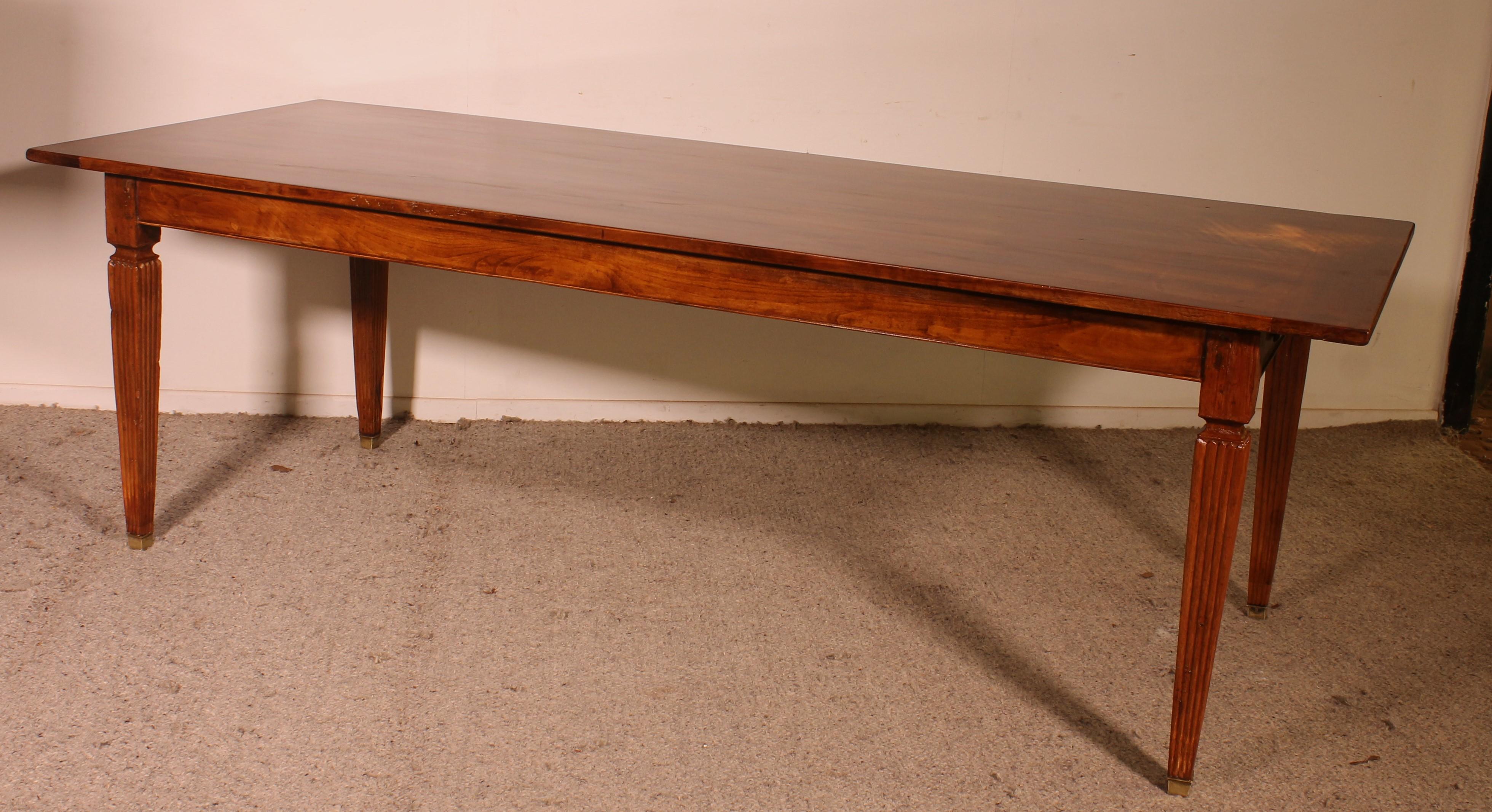 Table de réfectoire du 19ème siècle avec pieds cannelés Louis XVI en vente 4