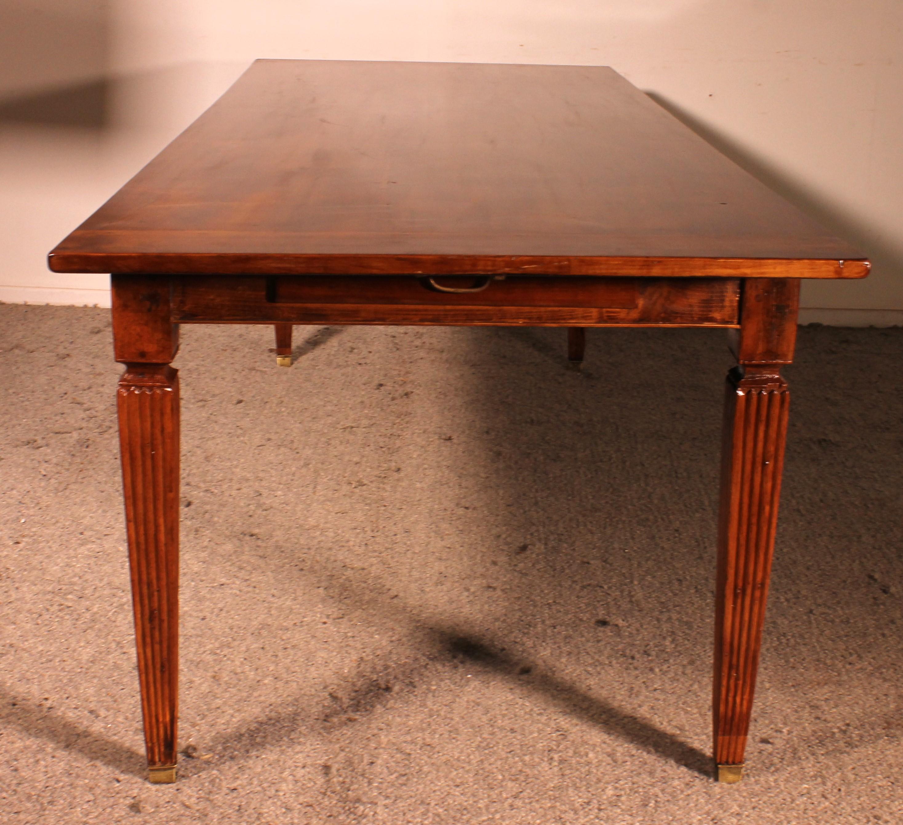 Table de réfectoire du 19ème siècle avec pieds cannelés Louis XVI en vente 5