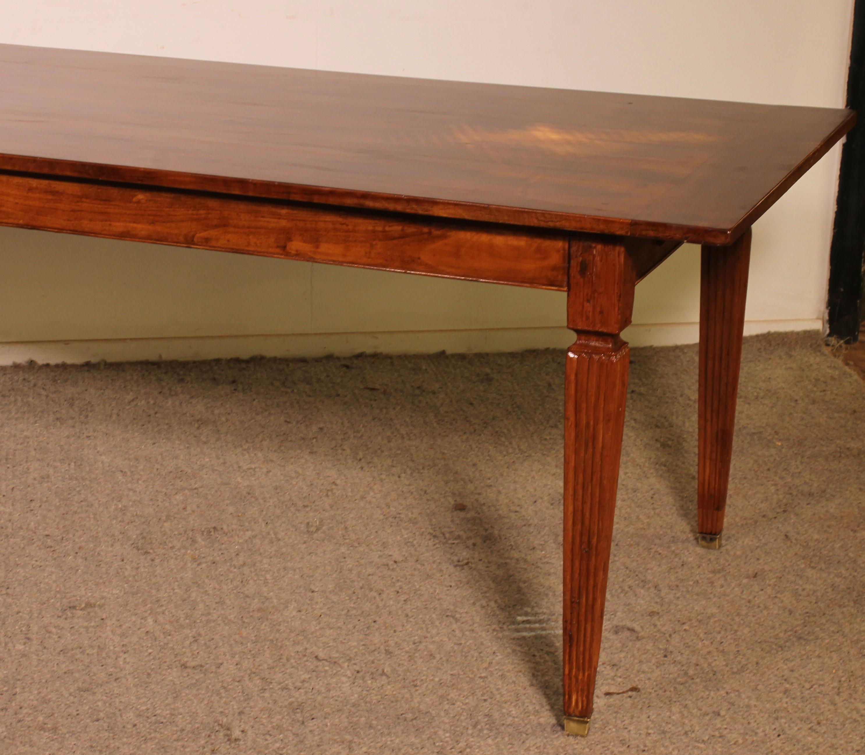 superbe grande table de réfectoire française du 19ème siècle en merisier

très belle toupie avec une belle patine et une belle largeur de 90 cm. Ce qui donne de très belles proportions à la table
Tiroir dans la ceinture à l'extrémité

Pieds droits