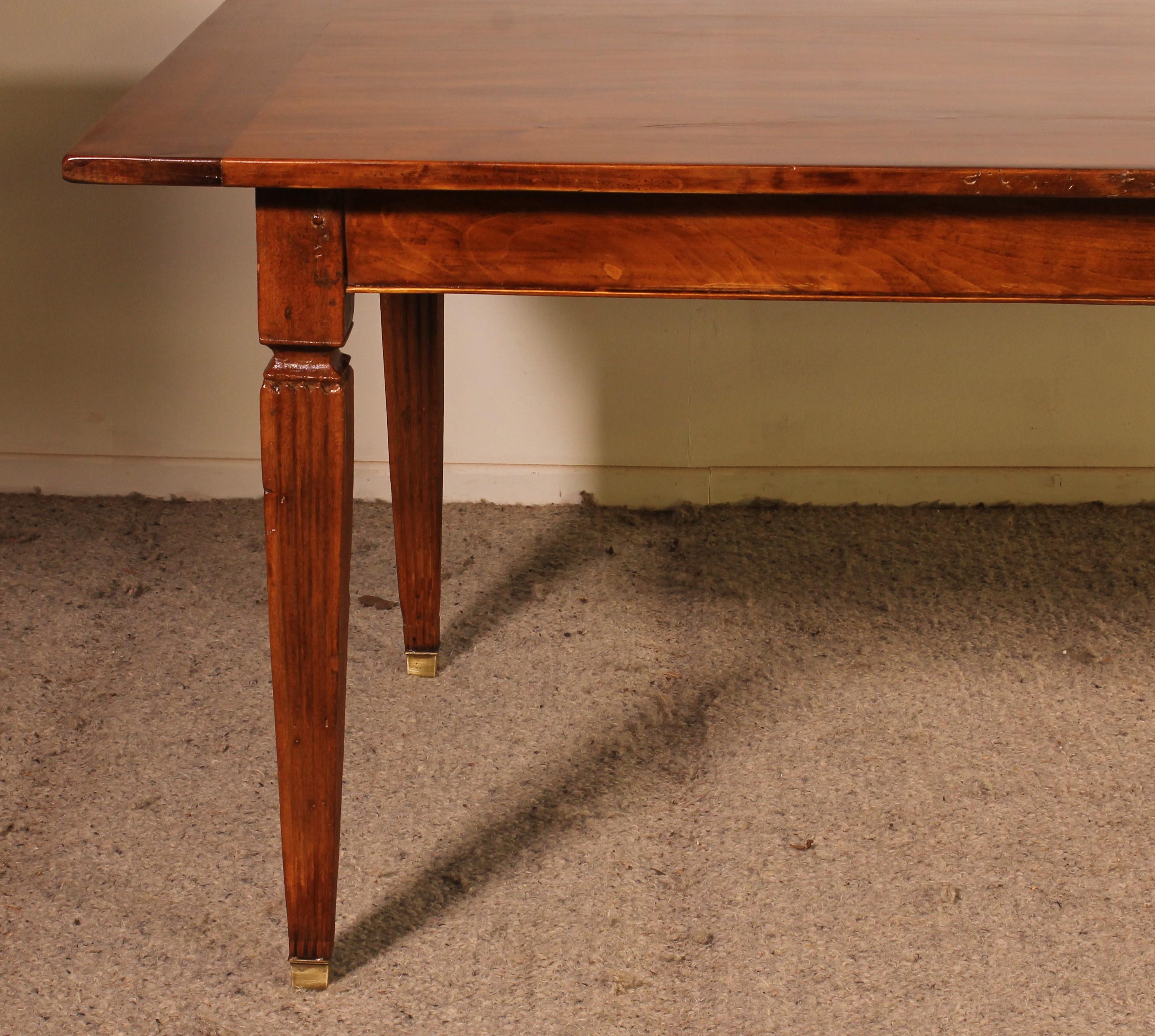 XIXe siècle Table de réfectoire du 19ème siècle avec pieds cannelés Louis XVI en vente
