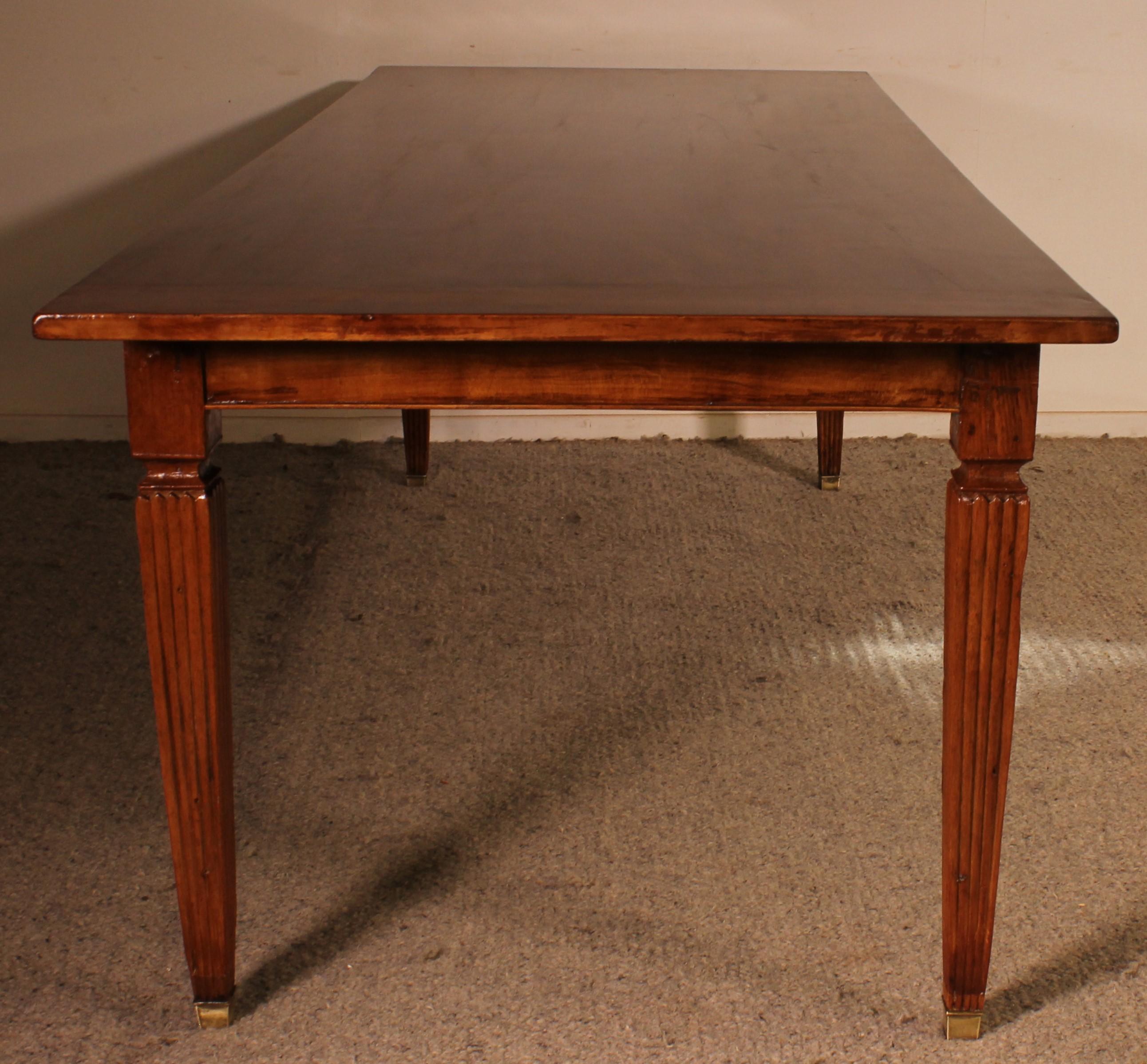 Table de réfectoire du 19ème siècle avec pieds cannelés Louis XVI en vente 1