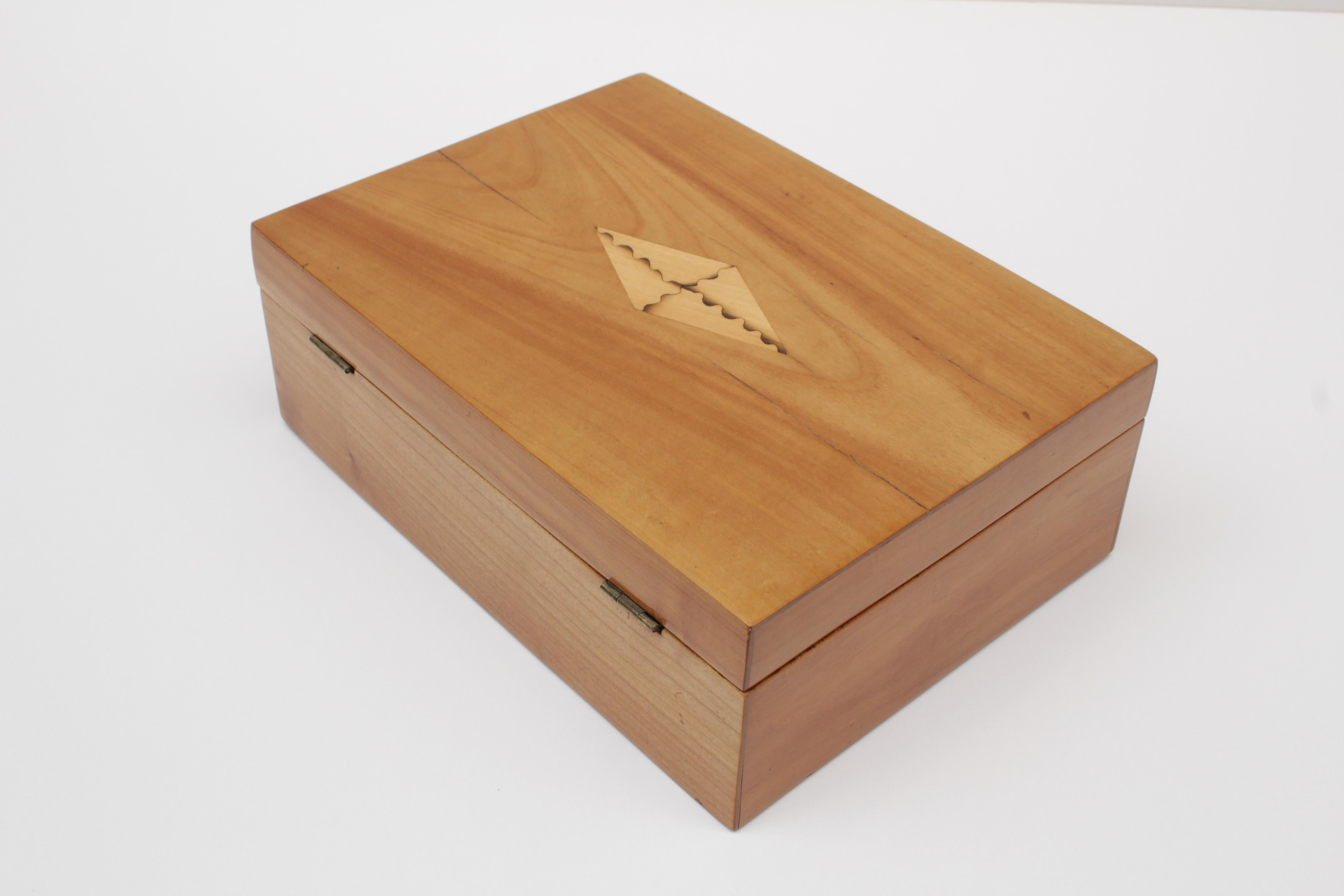 Bellissima scatola dell'epoca Biedermeier, realizzata in legno di ciliegio. Nella scatola c'è uno specchio nel coperchio e la parte superiore è un inserto da estrarre. In ottime condizioni di restauro.
