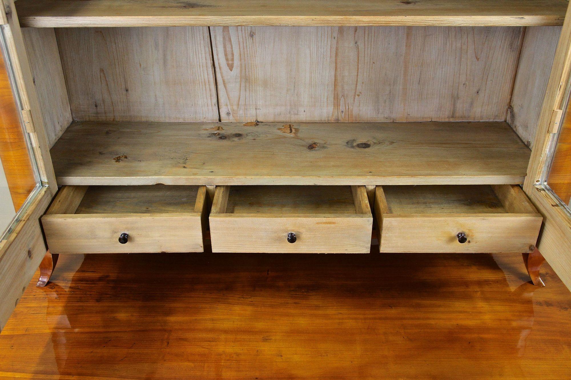 Commode Biedermeier en merisier du XIXe siècle, Autriche vers 1830 en vente 4