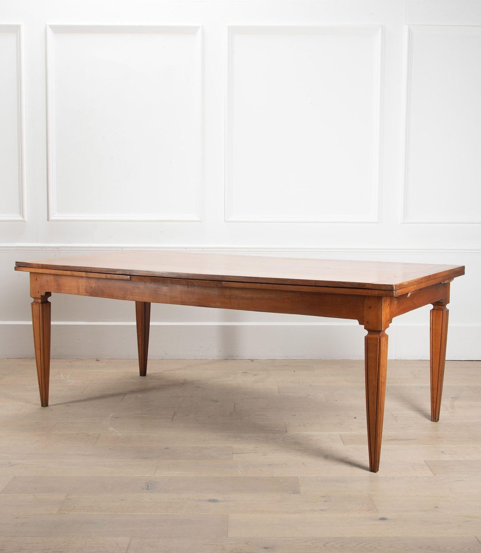 Table de salle à manger en merisier du XIXe siècle.

Grâce à ses panneaux extractibles, cette table est très pratique, avec une taille totale de 350 cm et une largeur de 100 cm. Une très belle table.