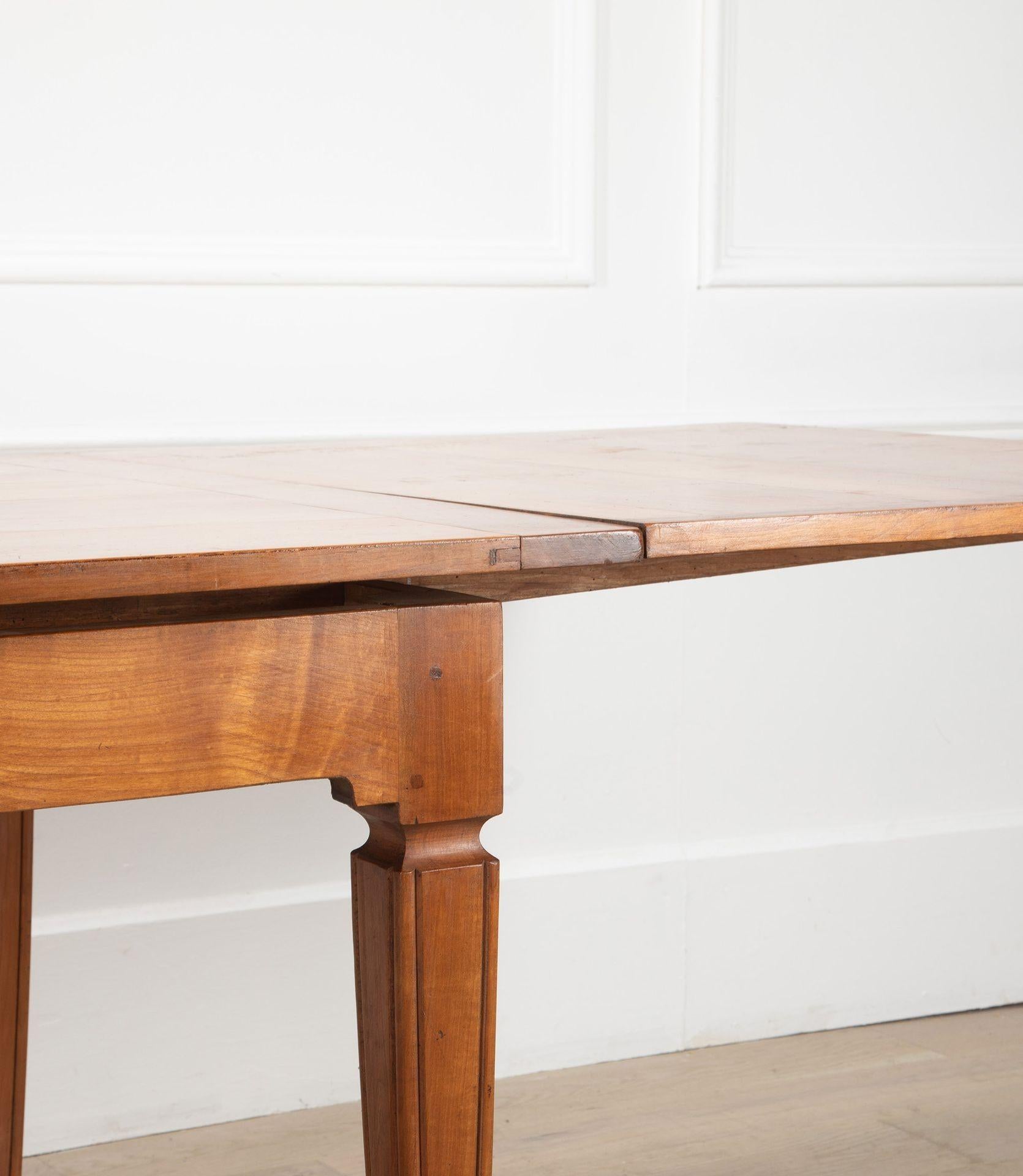 Cerise Table de salle à manger en merisier du 19e siècle en vente