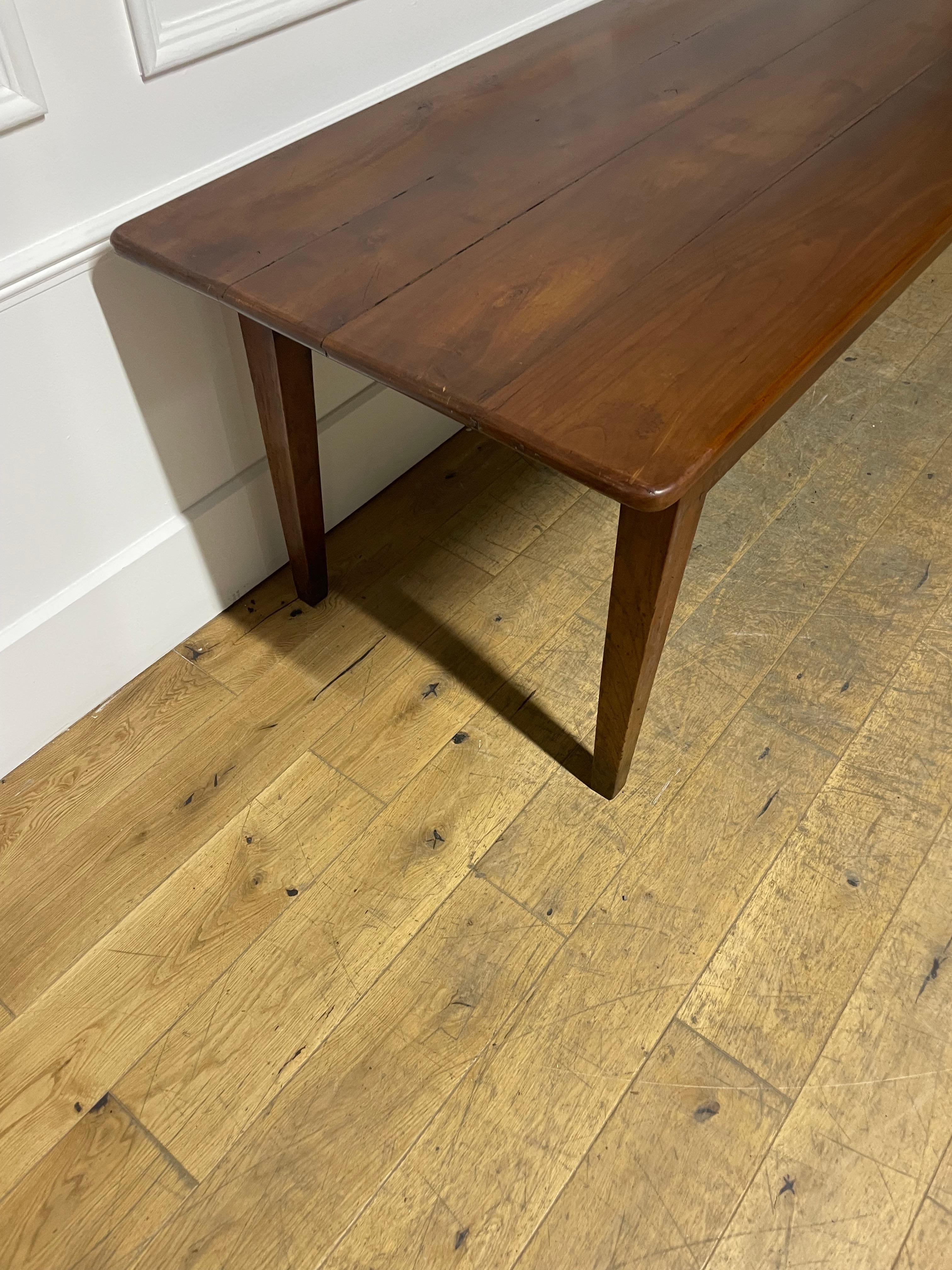 Mesa de labranza de madera de cerezo del siglo XIX 267 cms en venta 4