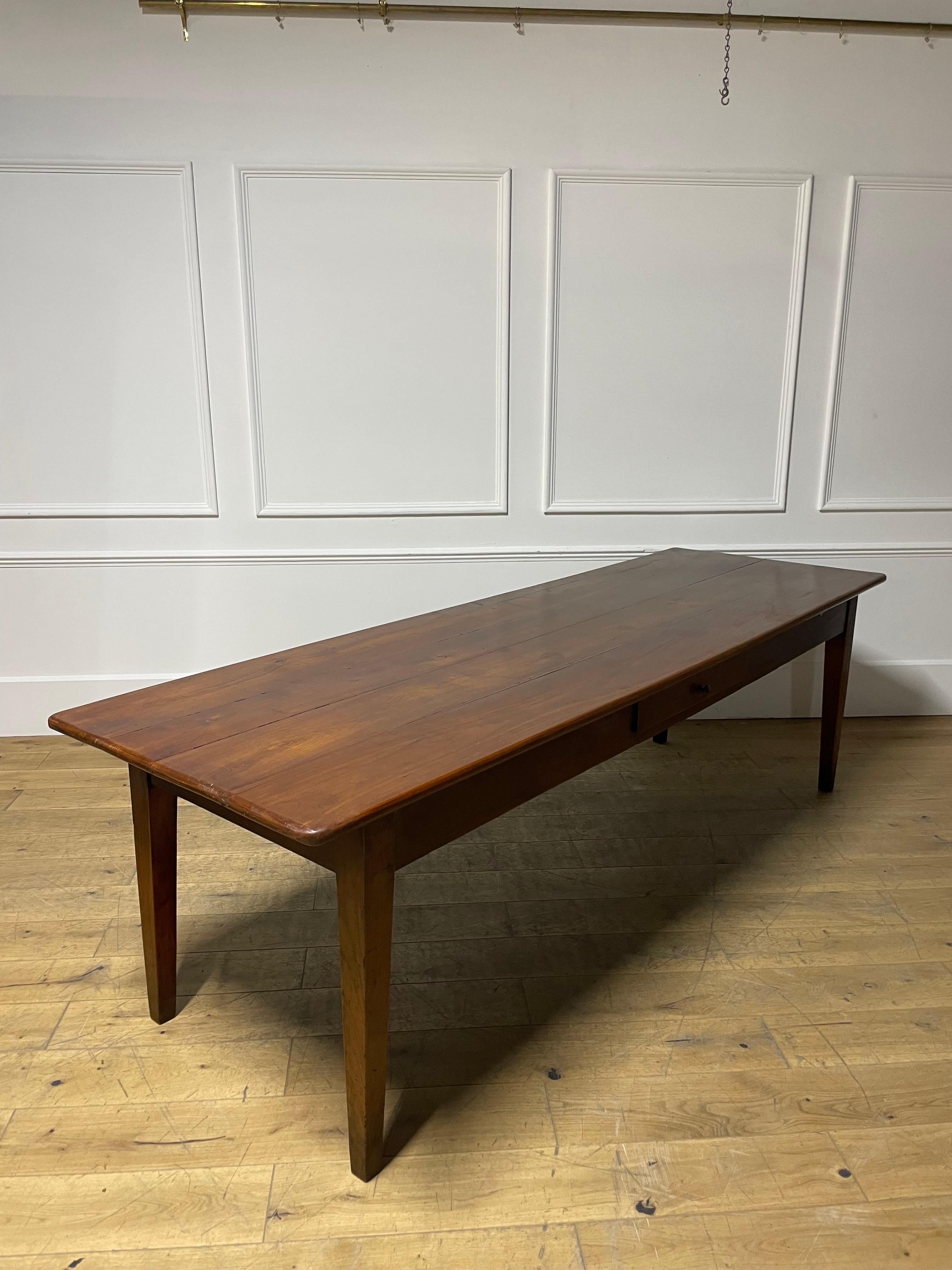 Mesa de labranza de madera de cerezo del siglo XIX 267 cms en venta 5