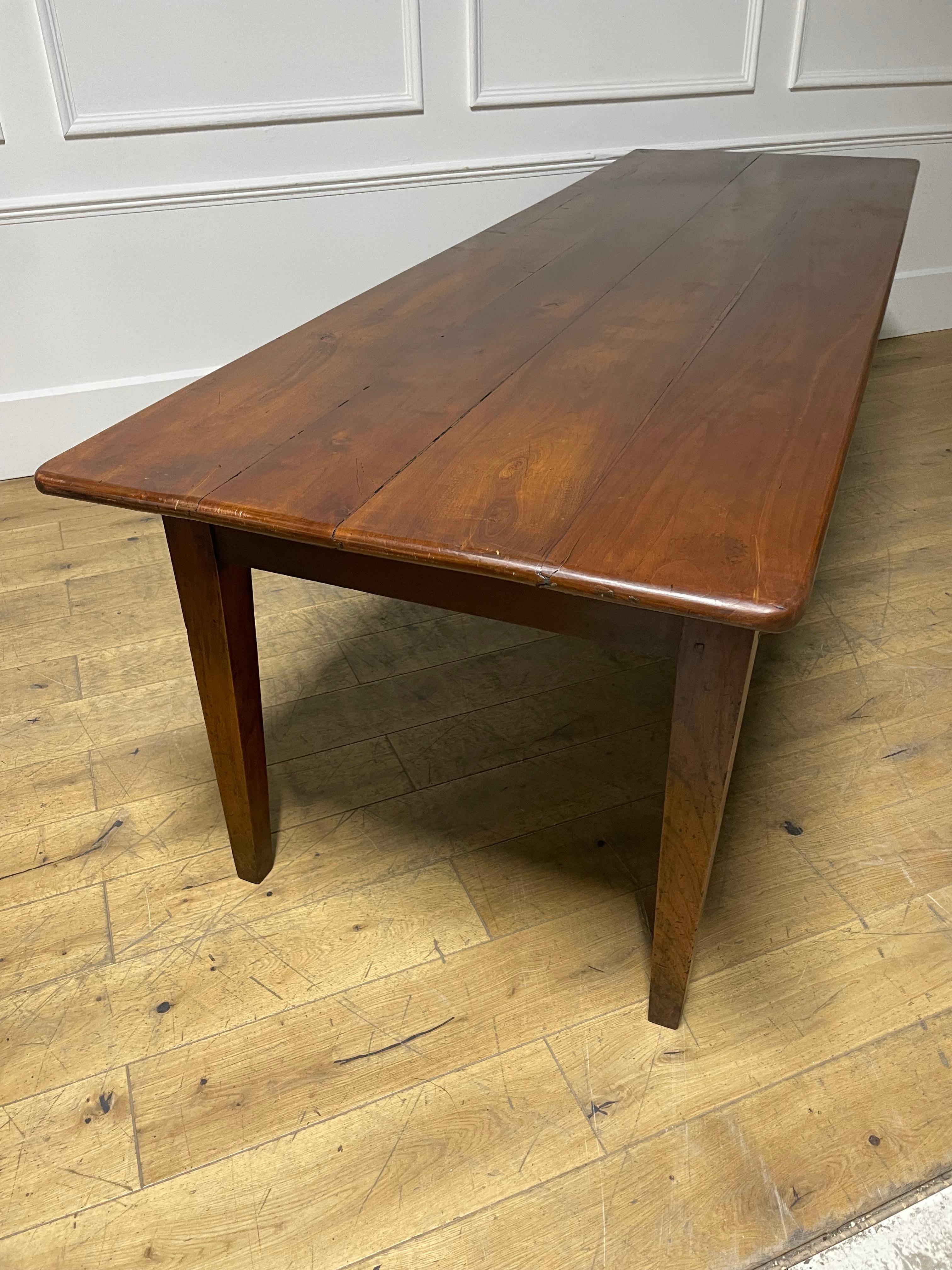 Mesa de labranza de madera de cerezo del siglo XIX 267 cms en venta 6