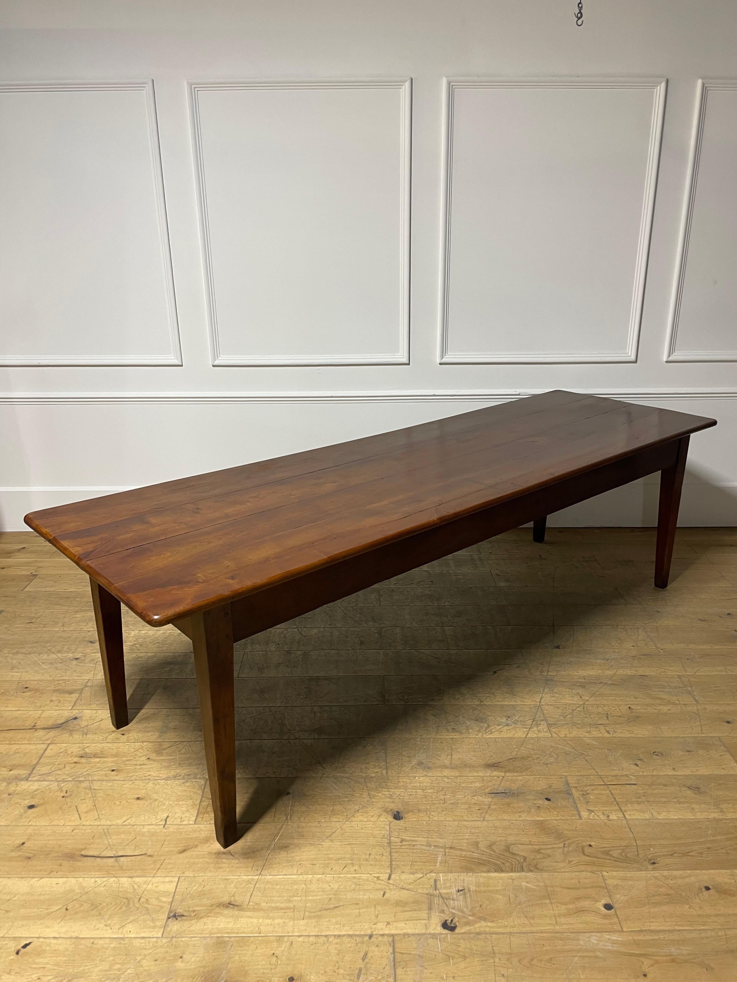 Mesa de labranza de madera de cerezo del siglo XIX 267 cms en venta 7