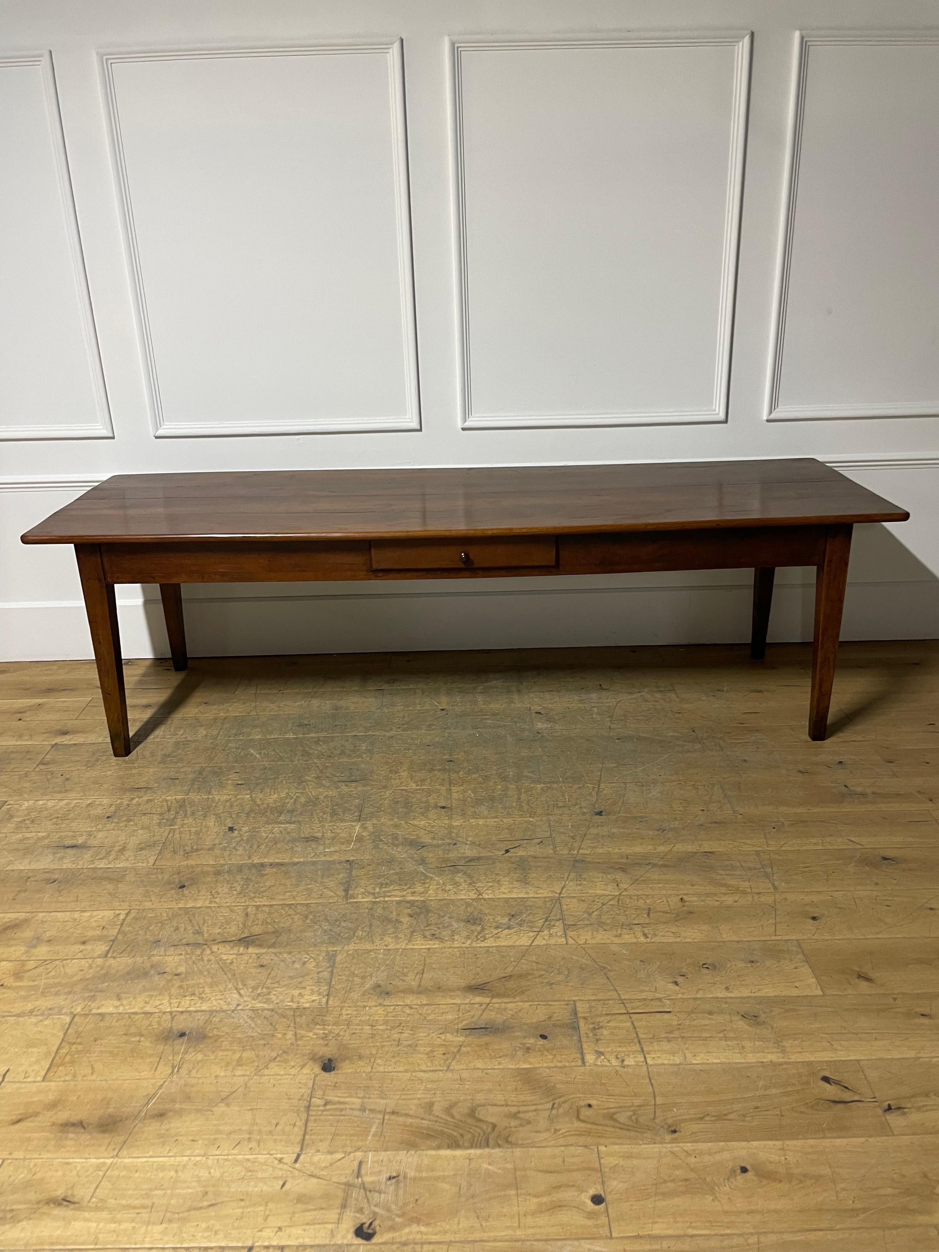 Maravillosa mesa de granja de madera de cerezo de mediados del siglo XIX. 

 

De origen francés, hacia 1860 , De la zona de Bretaña. En esta mesa caben de ocho a diez personas. 

H: 78 cm (30 11/16